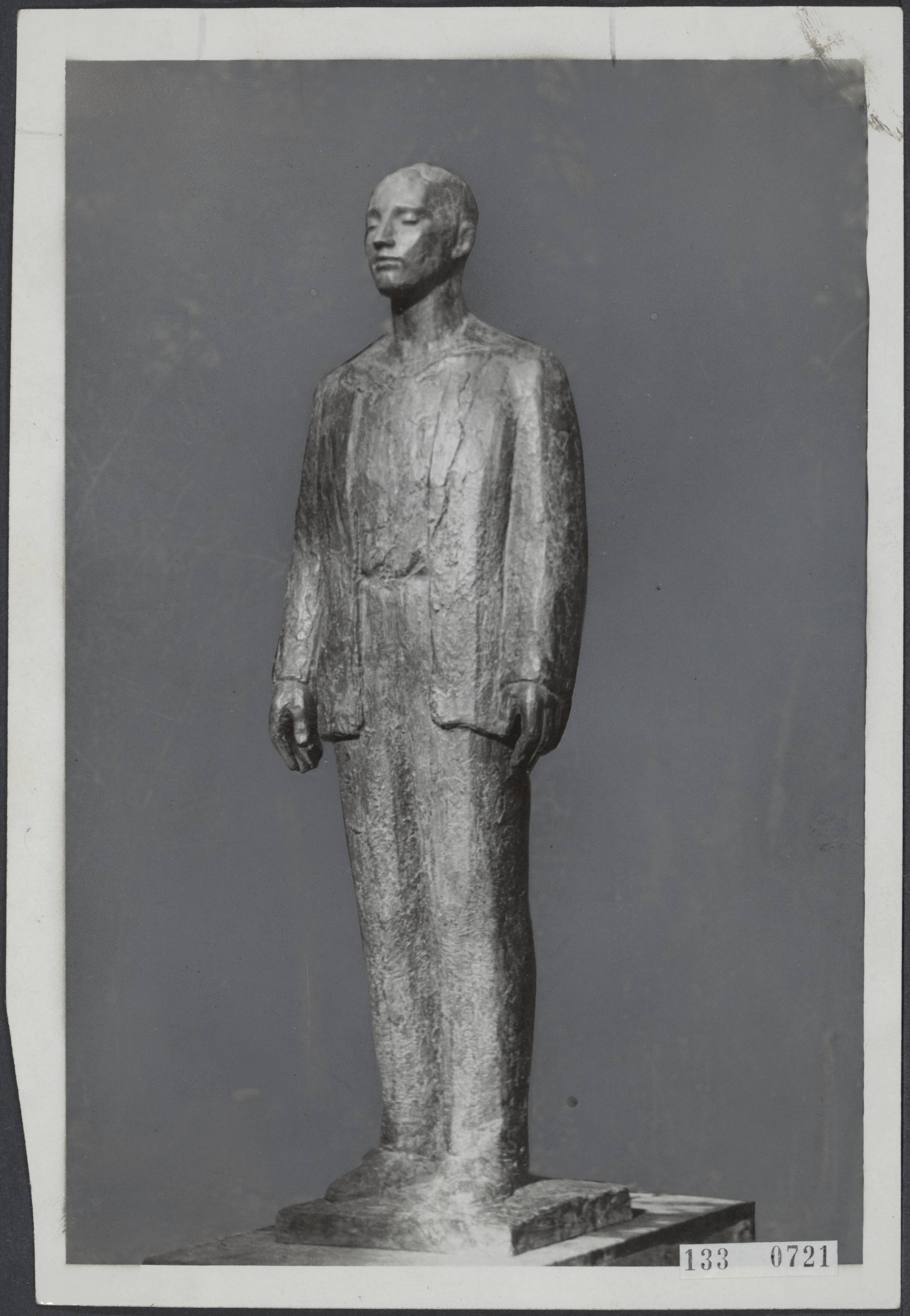 Fotocollectie Rijksvoorlichtingsdienst Eigen — Haarlem, Dreef. Monument voor de gefusilleerden op 7 maart 1945 aan de Dreef: 'Man voor het vuurpeleton' — Foto: Fotograaf Onbekend / Anefo. Licentie: Set B: Rechtenvrij / Publiek Domein. Bron: Nationaal Archief. http://hdl.handle.net/10648/af5a5142-d0b4-102d-bcf8-003048976d84
