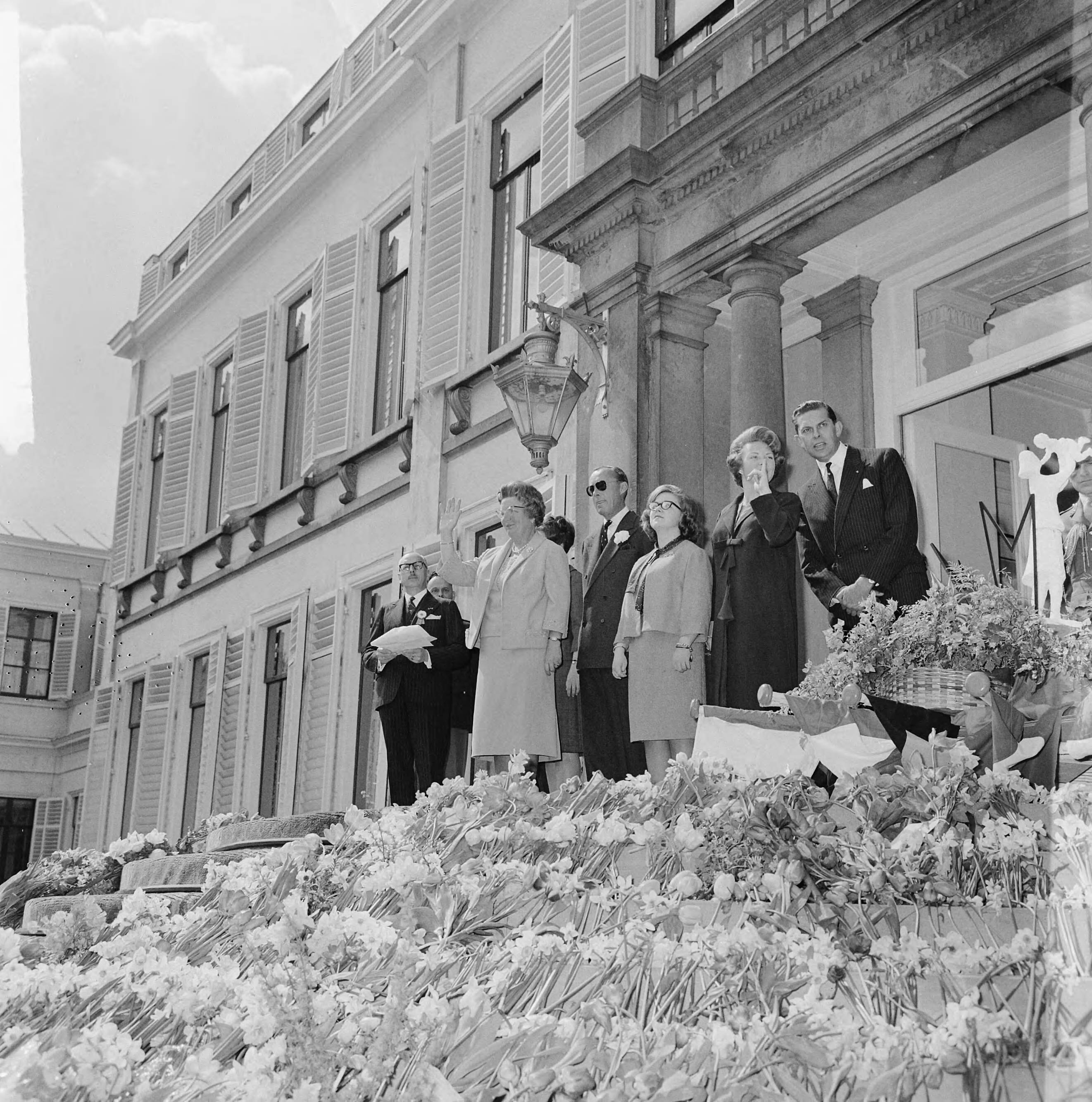 Koninginnedag 1964 — Defilé Soestdijk, koninklijke familie op bordes — Foto: Nijs, Jac. de / Anefo. Licentie: Set B: Rechtenvrij / Publiek Domein. Bron: Nationaal Archief. http://hdl.handle.net/10648/aa66e560-d0b4-102d-bcf8-003048976d84