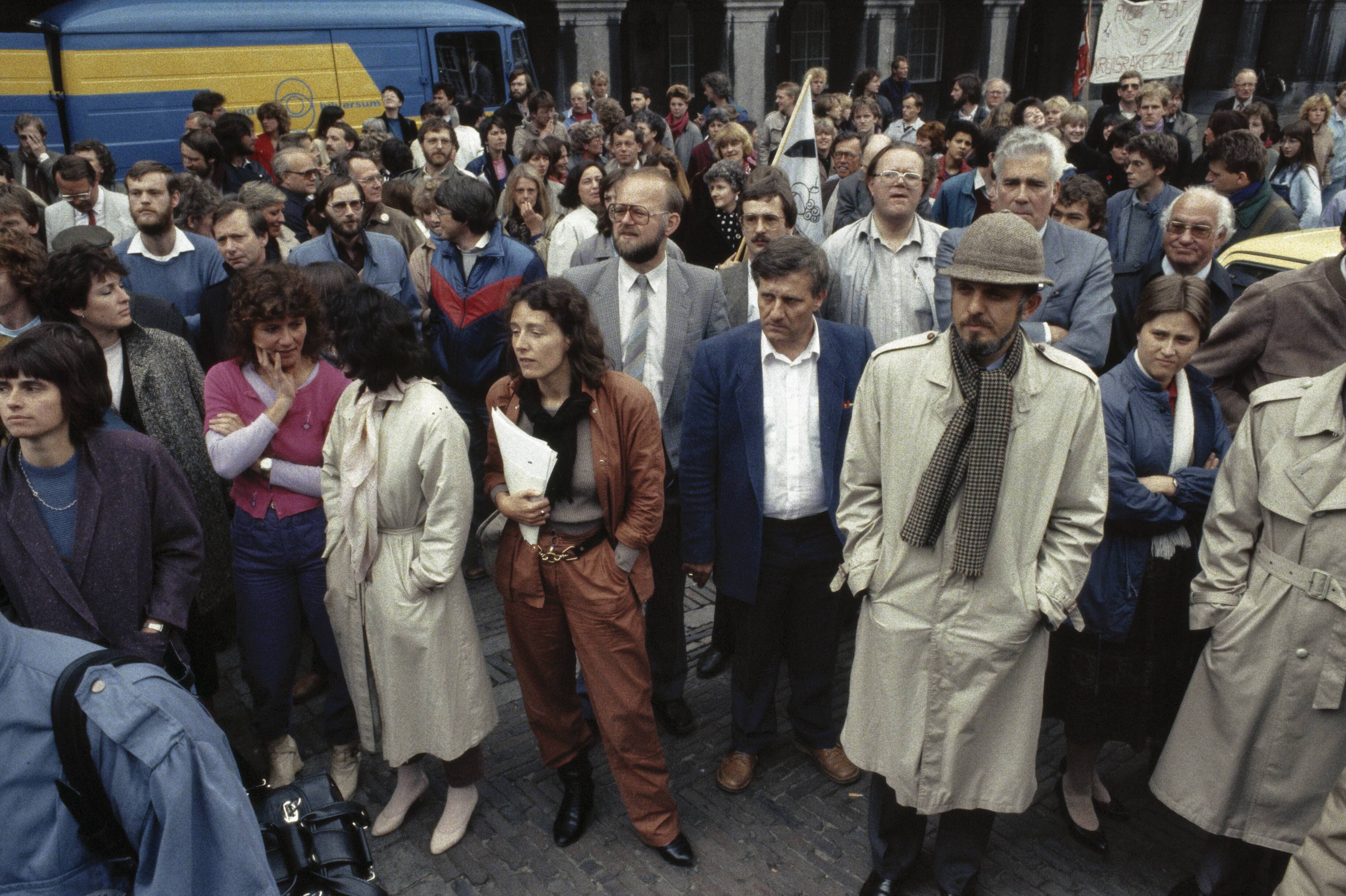 Fotocollectie Anefo — 2 Minuten stilte tegen kernwapens op Binnenhof in Den Haag ; linkse politici op Binnenhof — Foto: Croes, Rob C. / Anefo. Licentie: Set B: Rechtenvrij / Publiek Domein. Bron: Nationaal Archief. http://hdl.handle.net/10648/ad8b7b98-d0b4-102d-bcf8-003048976d84