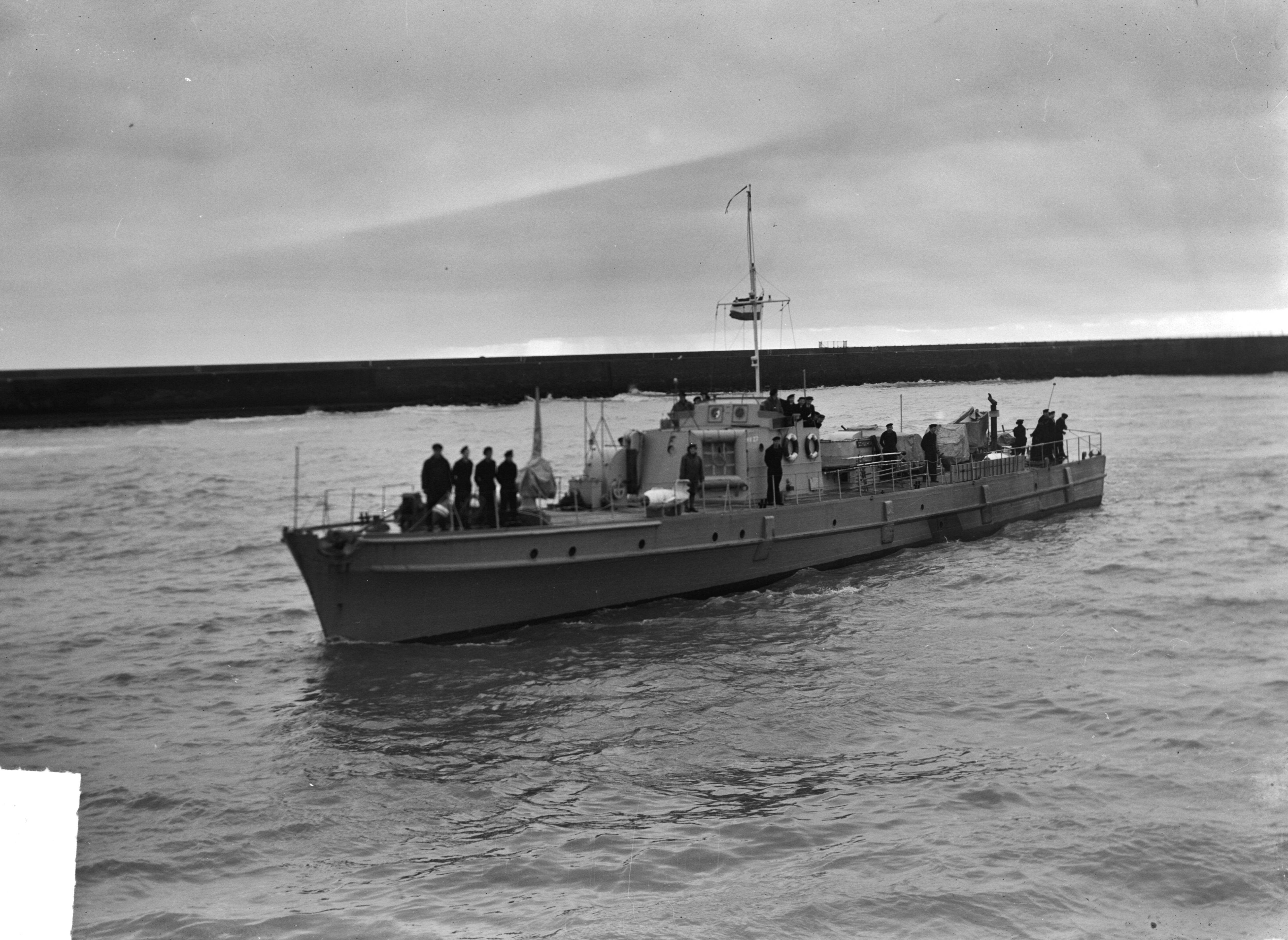 Fotocollectie Anefo — 4 mijnenvegers in de haven van Scheveningen — Foto: Noske, J.D. / Anefo. Licentie: Set B: Rechtenvrij / Publiek Domein. Bron: Nationaal Archief. http://hdl.handle.net/10648/a8d68516-d0b4-102d-bcf8-003048976d84