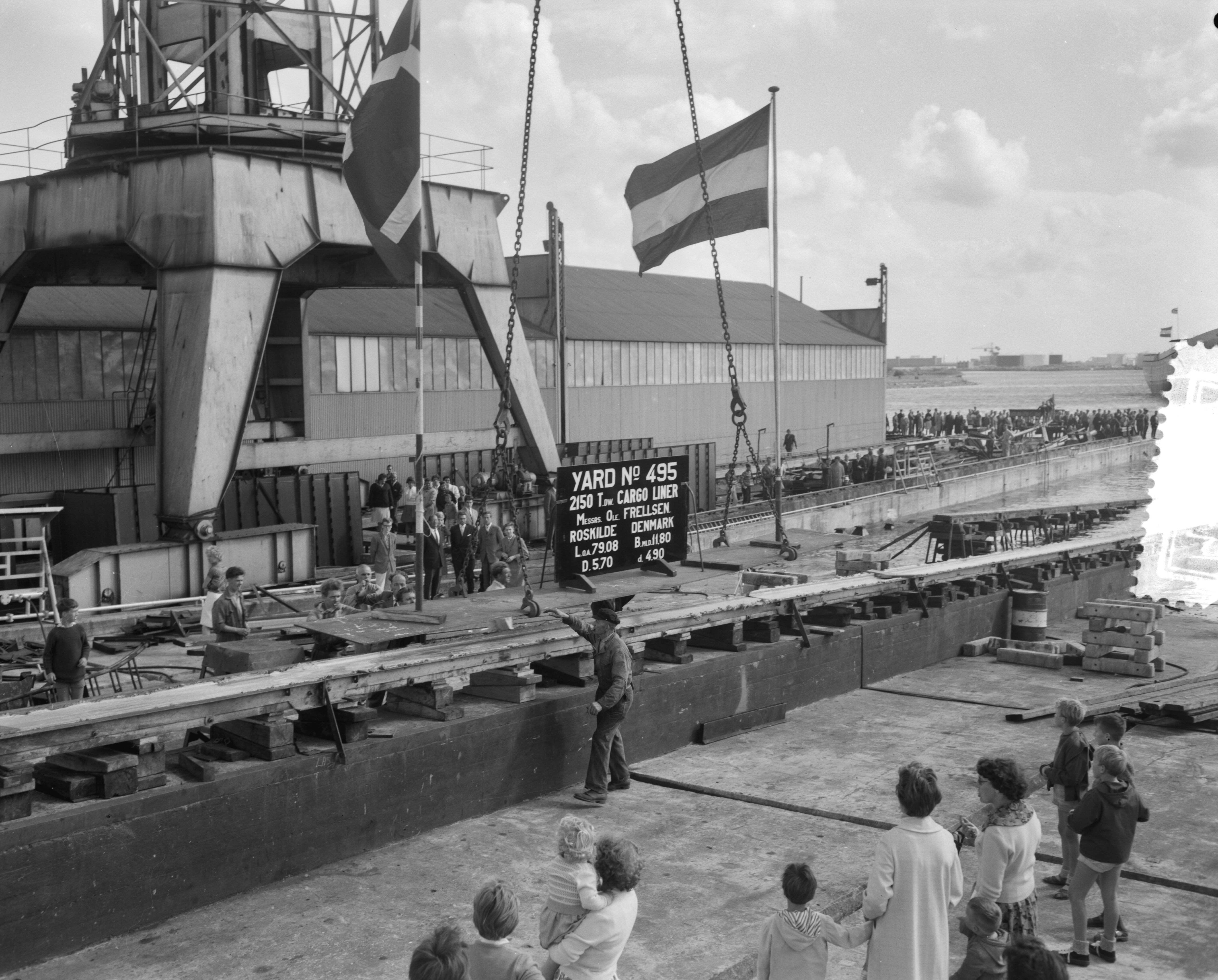 Fotocollectie Anefo — Tewaterlating "Aida III" bij Zaanlandse Scheepsbouw Maatschappij (ZSM) — Foto: Bilsen, Joop van / Anefo. Licentie: Set B: Rechtenvrij / Publiek Domein. Bron: Nationaal Archief. http://hdl.handle.net/10648/a9df484e-d0b4-102d-bcf8-003048976d84