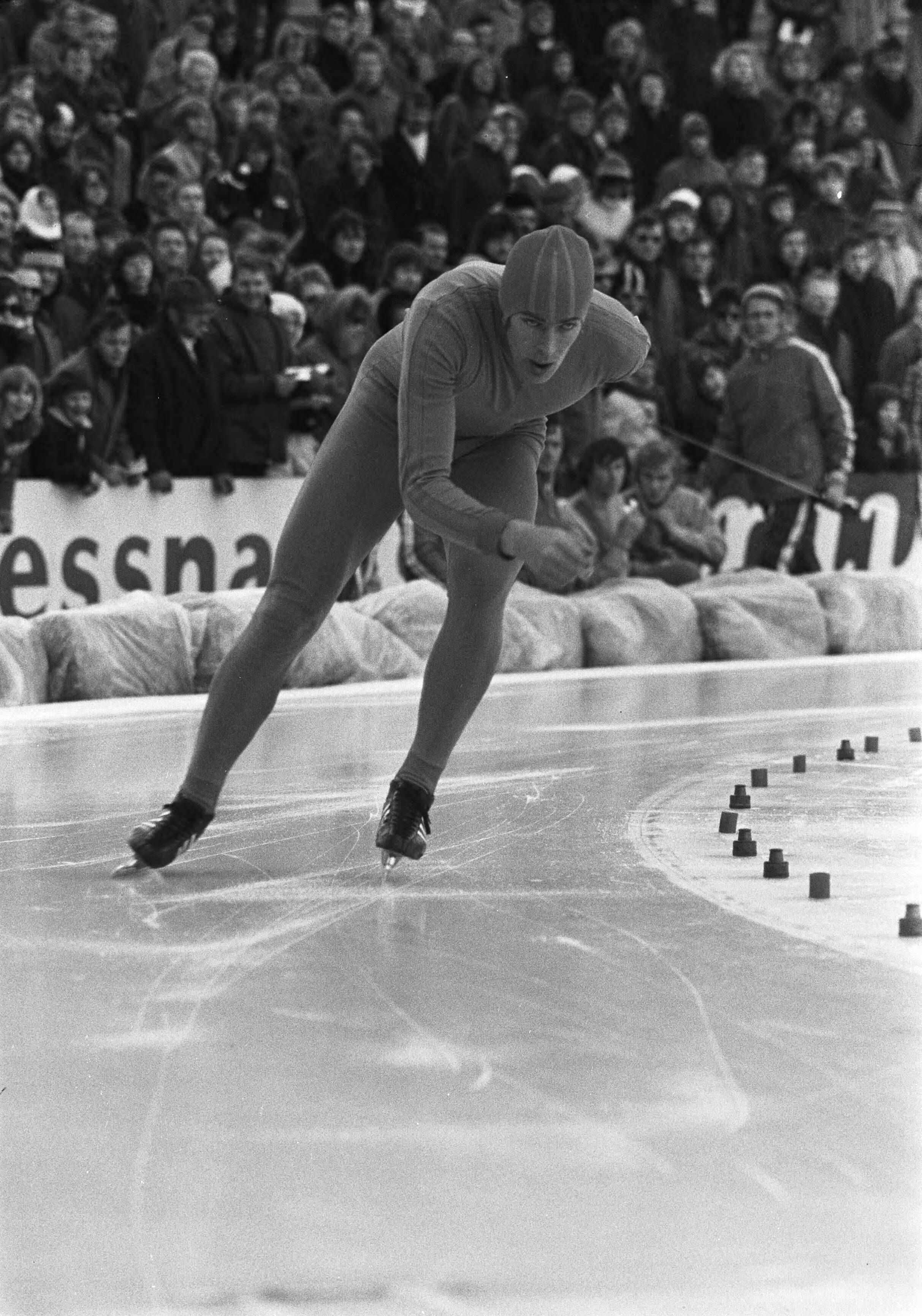 Fotocollectie Anefo — Wedstrijden om Zilveren Schaats voor profschaatsers te Den Haag , Ard Schenk in aktie — Foto: Verhoeff, Bert / Anefo. Licentie: Set B: Rechtenvrij / Publiek Domein. Bron: Nationaal Archief. http://hdl.handle.net/10648/ac25a3b4-d0b4-102d-bcf8-003048976d84