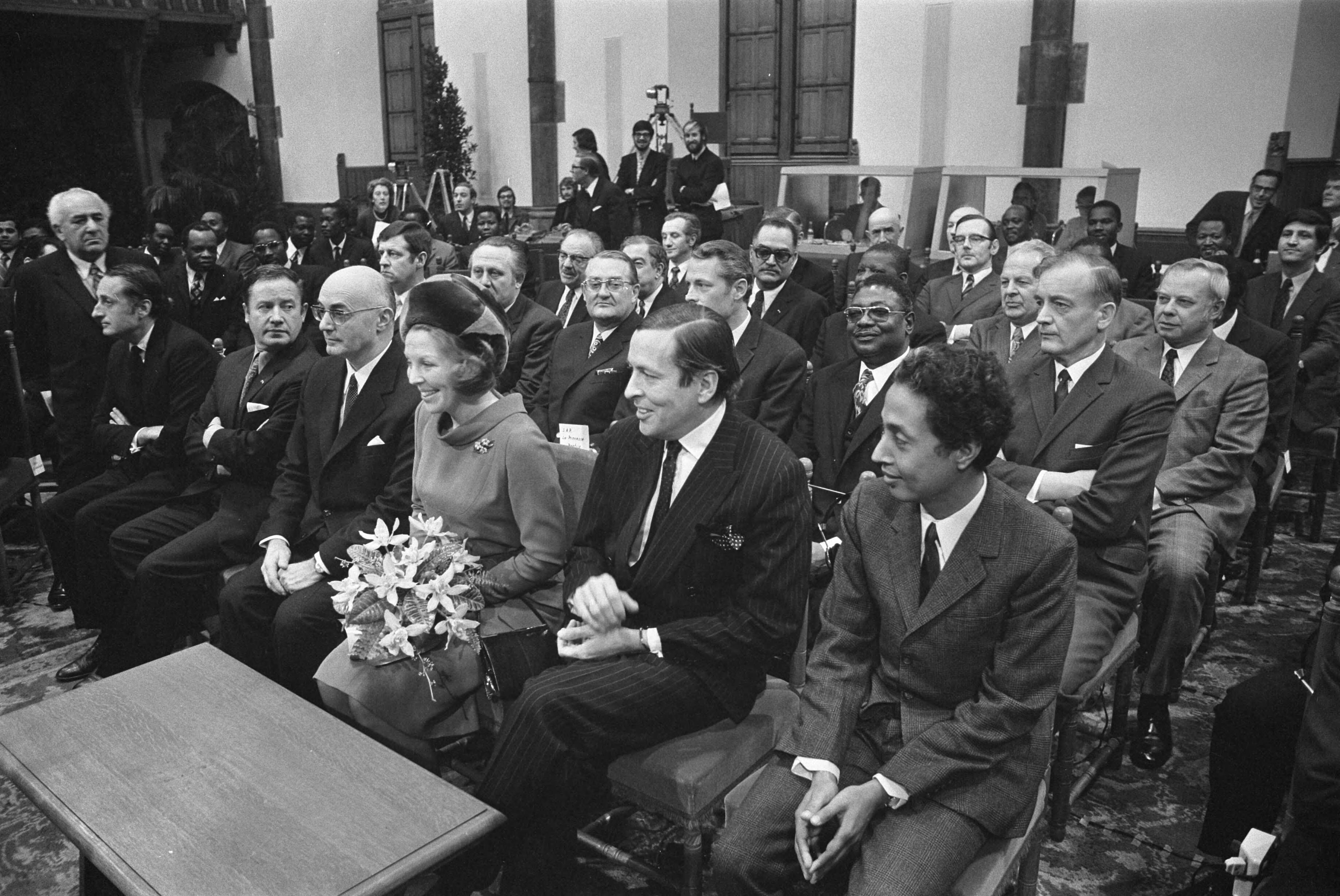 Fotocollectie Anefo — Prinses Beatrix en Prins Claus wonen opening parlementaire conferentie van associatie EEG Afrikaanse landen bij Den Haag — Foto: Verhoeff, Bert / Anefo. Licentie: Set B: Rechtenvrij / Publiek Domein. Bron: Nationaal Archief. http://hdl.handle.net/10648/abddbeaa-d0b4-102d-bcf8-003048976d84