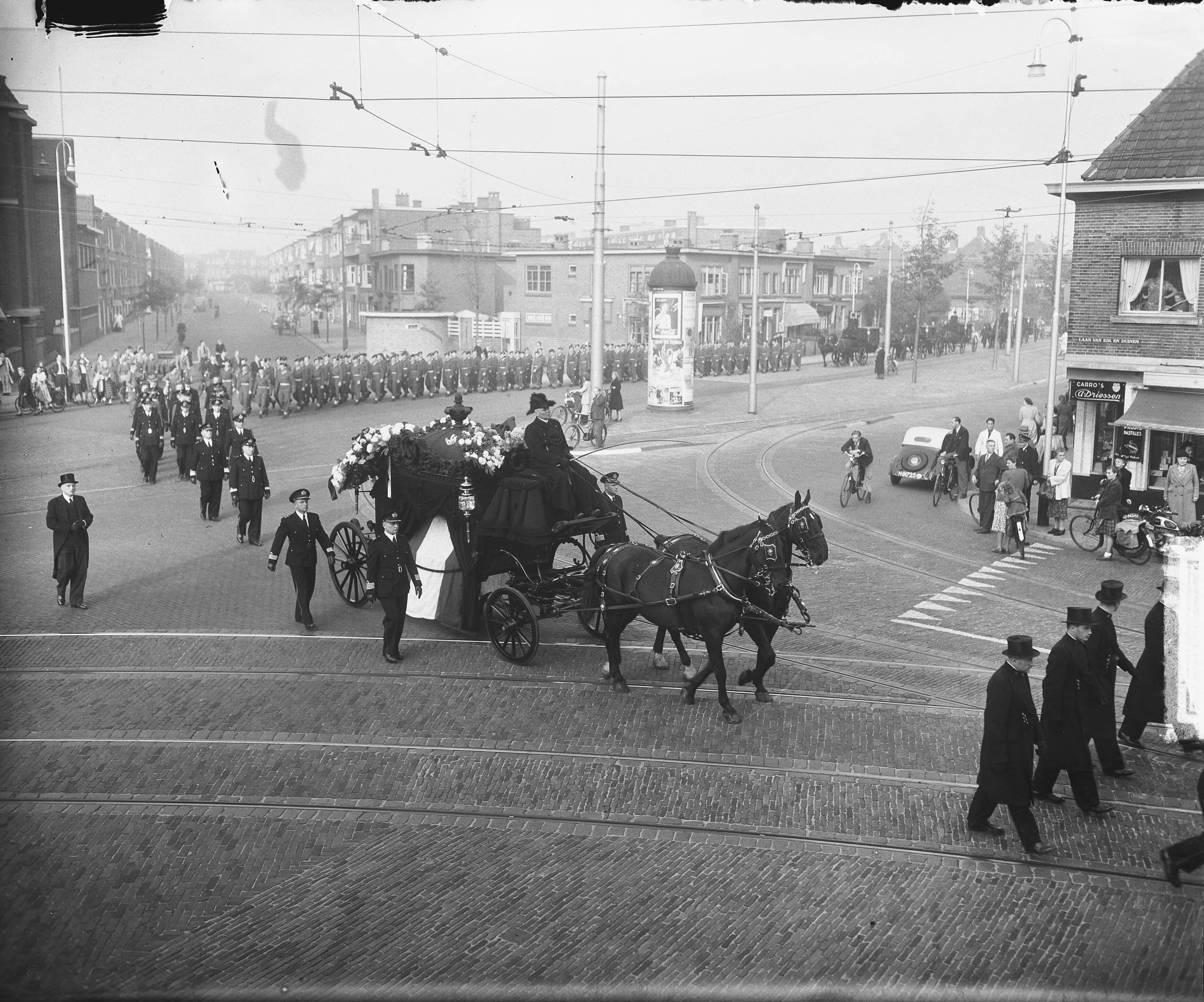 Begrafenis kolonel Strijns in Den Haag (oorsrpronkelijke titel) — Begrafenis van kolonel der Mariniers V.F.M. IJssel de Schepper te Den Haag — Foto: Merk, Ben / Anefo. Licentie: Set B: Rechtenvrij / Publiek Domein. Bron: Nationaal Archief. http://hdl.handle.net/10648/a8cfb0b0-d0b4-102d-bcf8-003048976d84