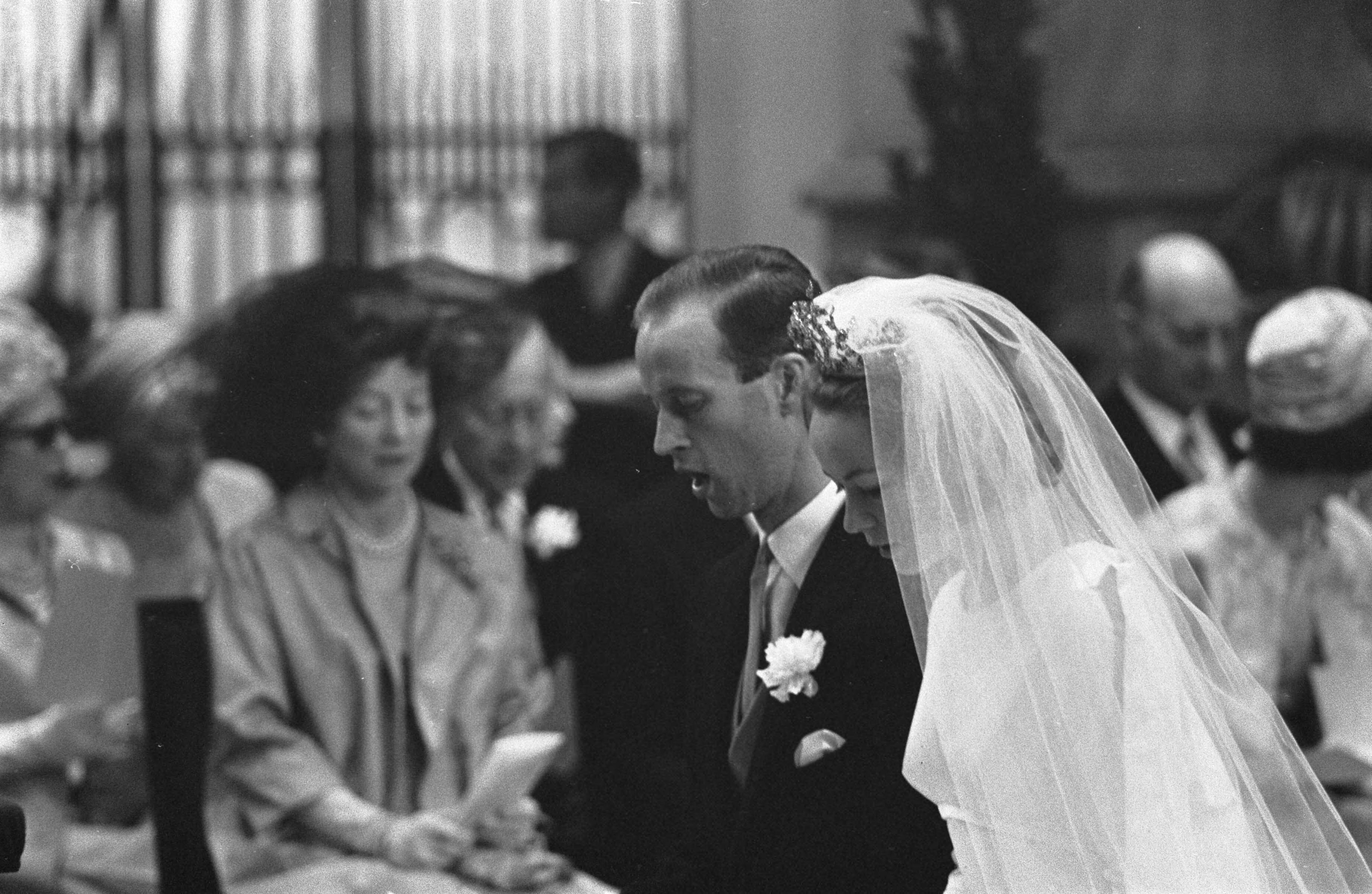 Huwelijk prins Karl von Hessen en gravin Yvonne Szapary in Den Haag — Het bruidspaar in de kerk — Foto: Fotograaf Onbekend / Anefo. Licentie: Set B: Rechtenvrij / Publiek Domein. Bron: Nationaal Archief. http://hdl.handle.net/10648/aae5fad0-d0b4-102d-bcf8-003048976d84