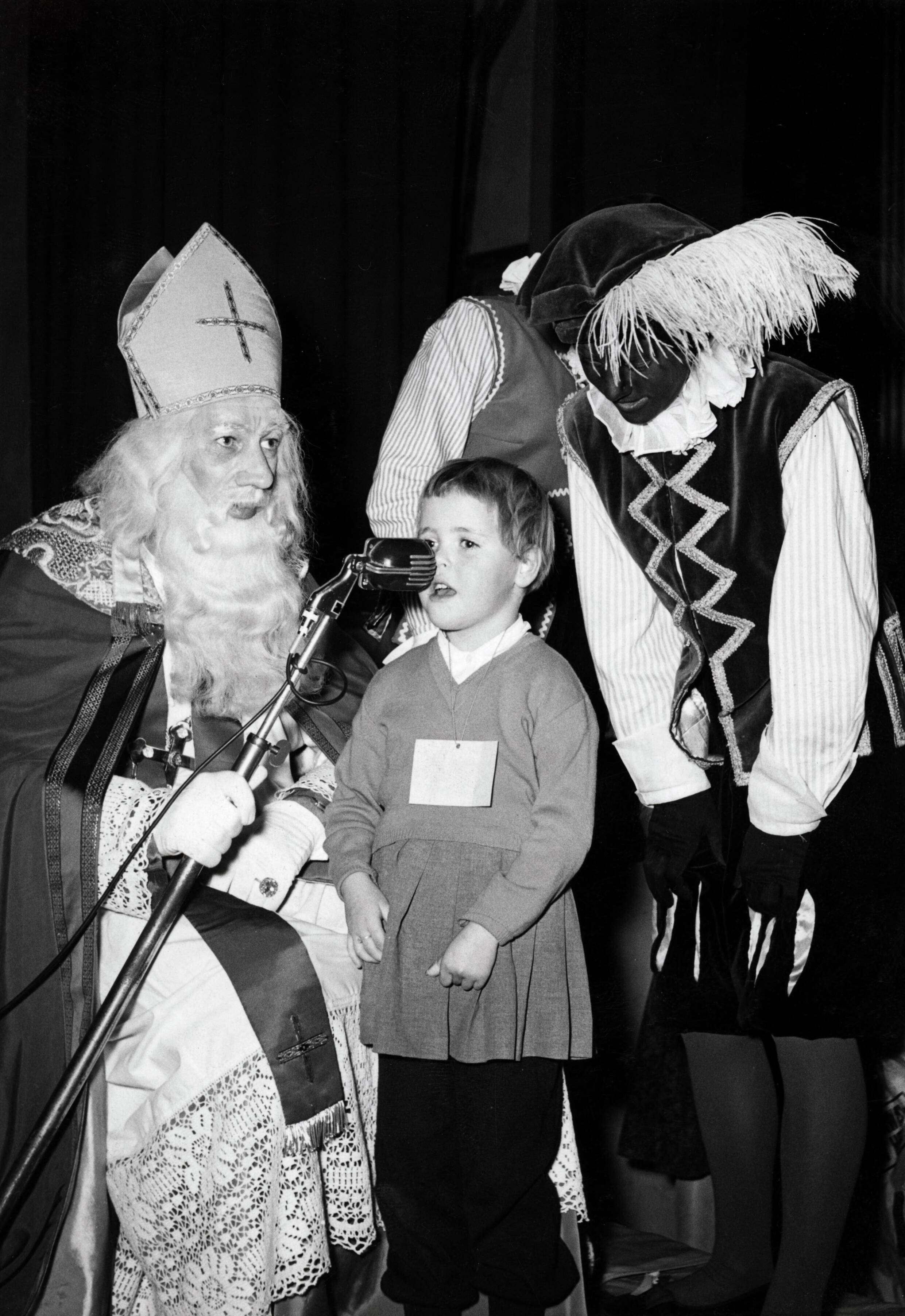 Collectie nader te bepalen — Serie: Sinterklaasfeest van N.V. De Spaarnestad [meisje bij microfoon] — Foto: Fotograaf Onbekend / Fotobureau onbekend / Spaarnestad Photo (05887). Licentie: Set B: Rechtenvrij / Publiek Domein. Bron: Nationaal Archief. http://hdl.handle.net/10648/35429da6-3ba2-a382-e063-6df0900a6686