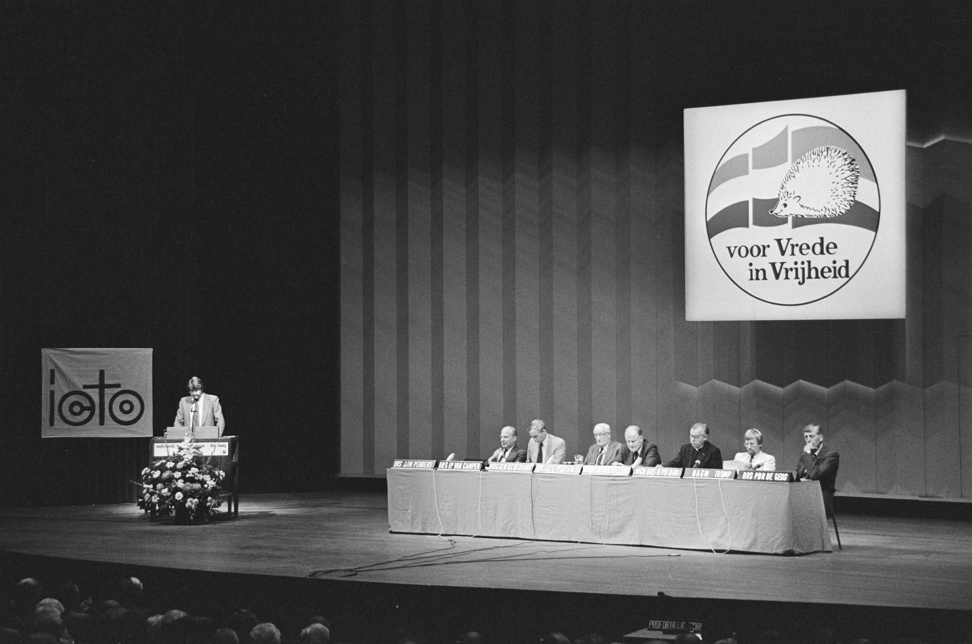 Congres "Vrede en Veiligheid" in Den Haag — Congresleden en een spreker in de zaal — Foto: Dijk, Hans van / Anefo. Licentie: Set B: Rechtenvrij / Publiek Domein. Bron: Nationaal Archief. http://hdl.handle.net/10648/ad1f16ce-d0b4-102d-bcf8-003048976d84