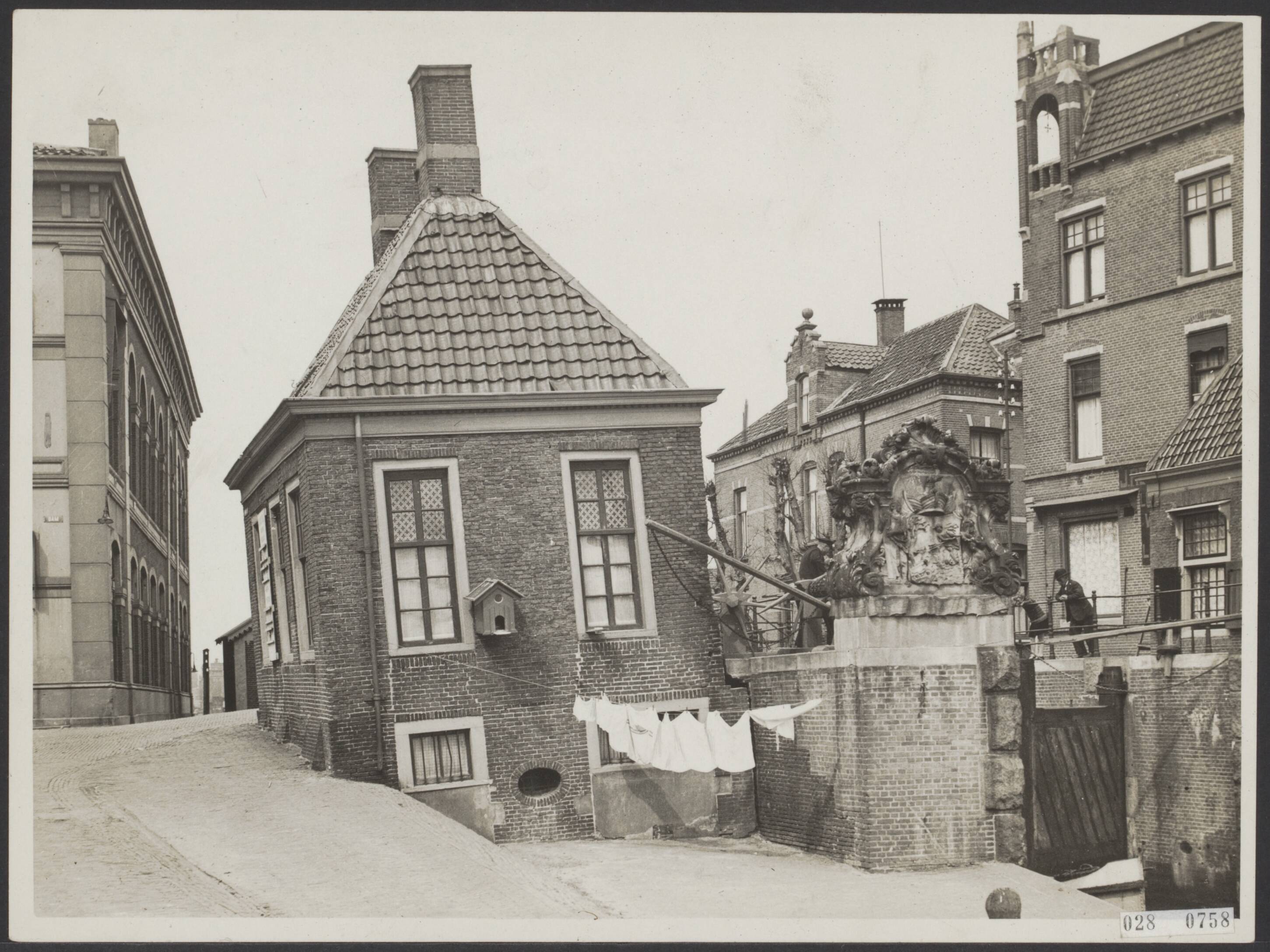 Fotocollectie Elsevier Binnenland — Het sluiswachtershuisje aan de Sluiskolk in het Noordhollands kanaal te Zaandam staat - hangt - erbarmelijk scheef — Foto: N.V. Polygoon. Licentie: Set B: Rechtenvrij / Publiek Domein. Bron: Nationaal Archief. http://hdl.handle.net/10648/addec398-d0b4-102d-bcf8-003048976d84