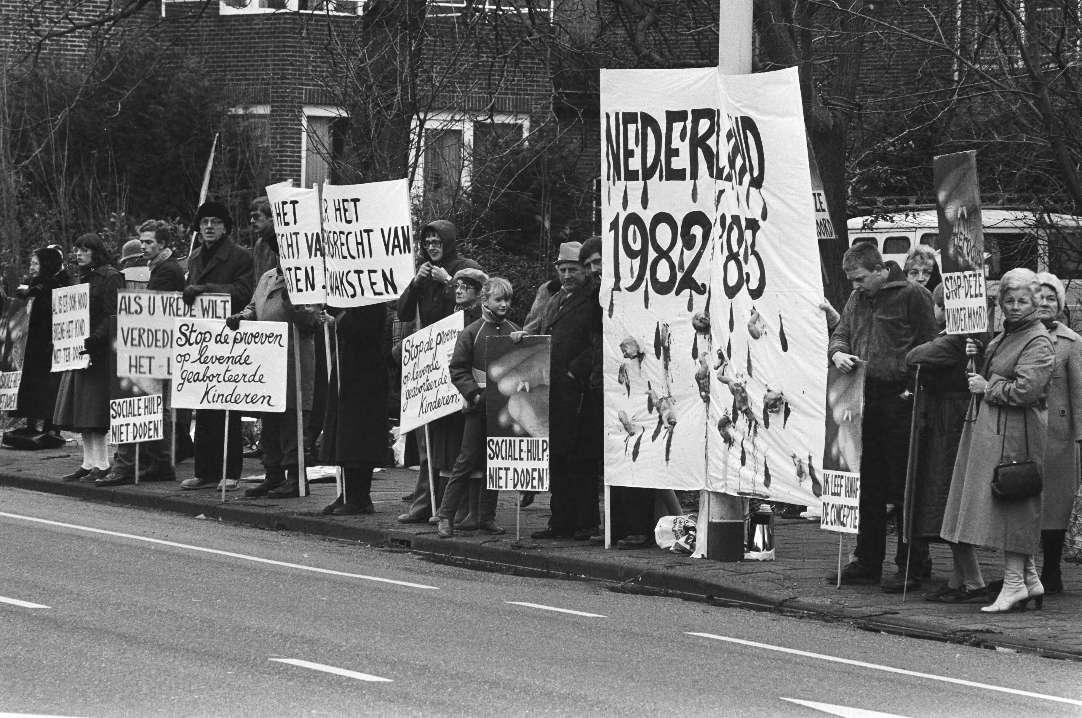 Tegenstanders van abortus demonstreren voor de Bloemenhove-kliniek in Heemstede onder het motto "Ter nagedachtenis aan de kindermoord van Herodes" — Demonstranten met spandoeken — Foto: Croes, Rob C. / Anefo. Licentie: Set B: Rechtenvrij / Publiek Domein. Bron: Nationaal Archief. http://hdl.handle.net/10648/ad238aa6-d0b4-102d-bcf8-003048976d84