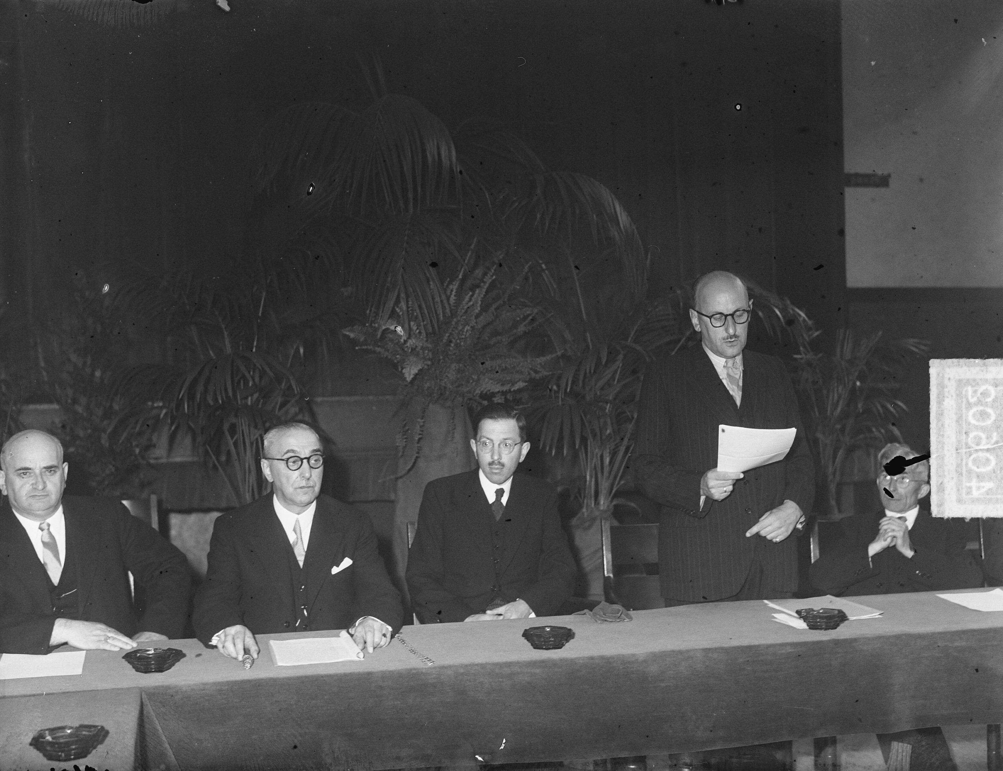 Fotocollectie Anefo — Installatie mr. rr. N. Bolkestein tot burgemeester van Middelburg — Foto: Pot, Harry / Anefo. Licentie: Set B: Rechtenvrij / Publiek Domein. Bron: Nationaal Archief. http://hdl.handle.net/10648/a8db4c40-d0b4-102d-bcf8-003048976d84