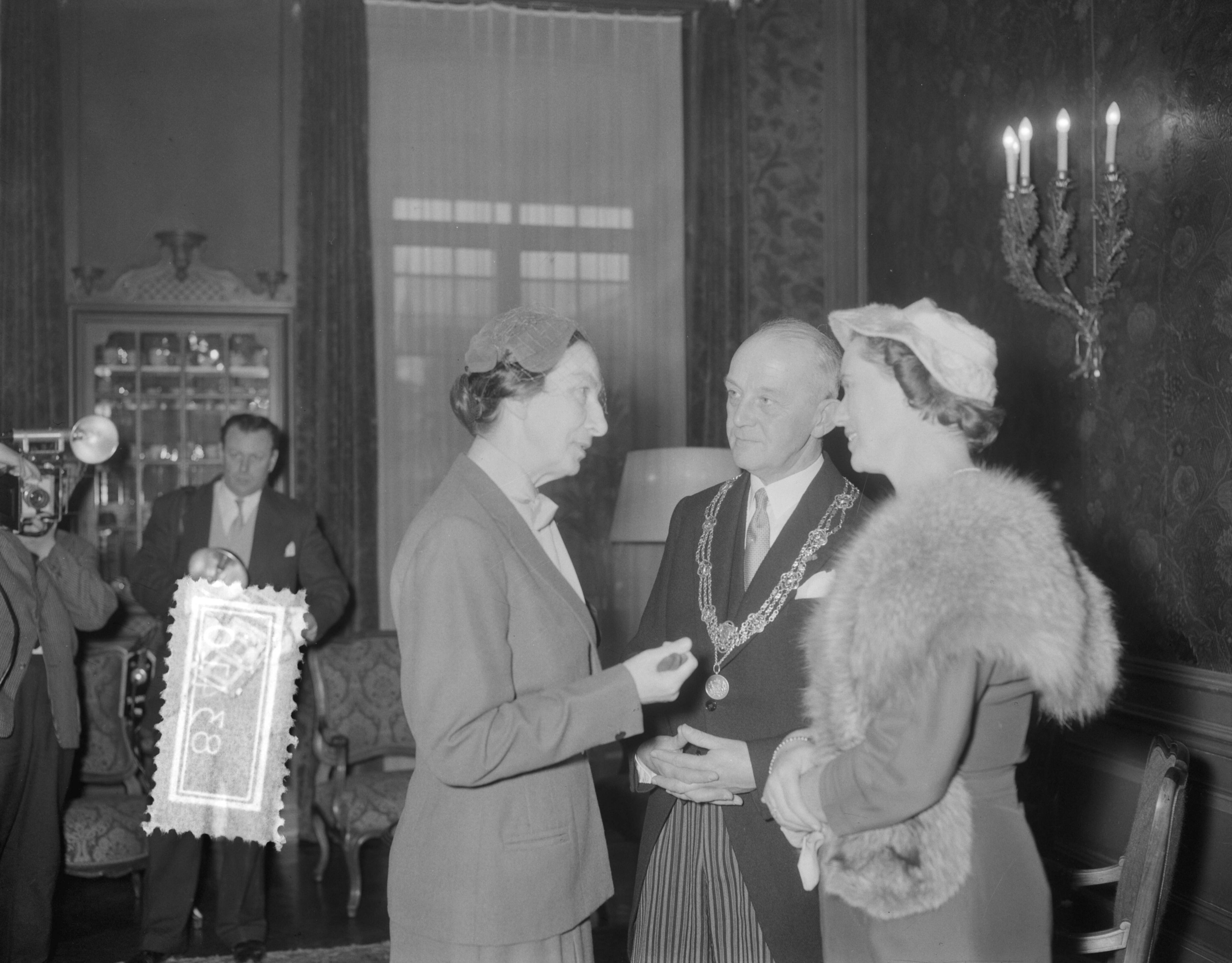 Fotocollectie Anefo — Receptie nieuwe burgemeester Den Haag, mr. H.A.M.T. Kolfschoten — Foto: Bilsen, Joop van / Anefo. Licentie: Set B: Rechtenvrij / Publiek Domein. Bron: Nationaal Archief. http://hdl.handle.net/10648/a95863b0-d0b4-102d-bcf8-003048976d84