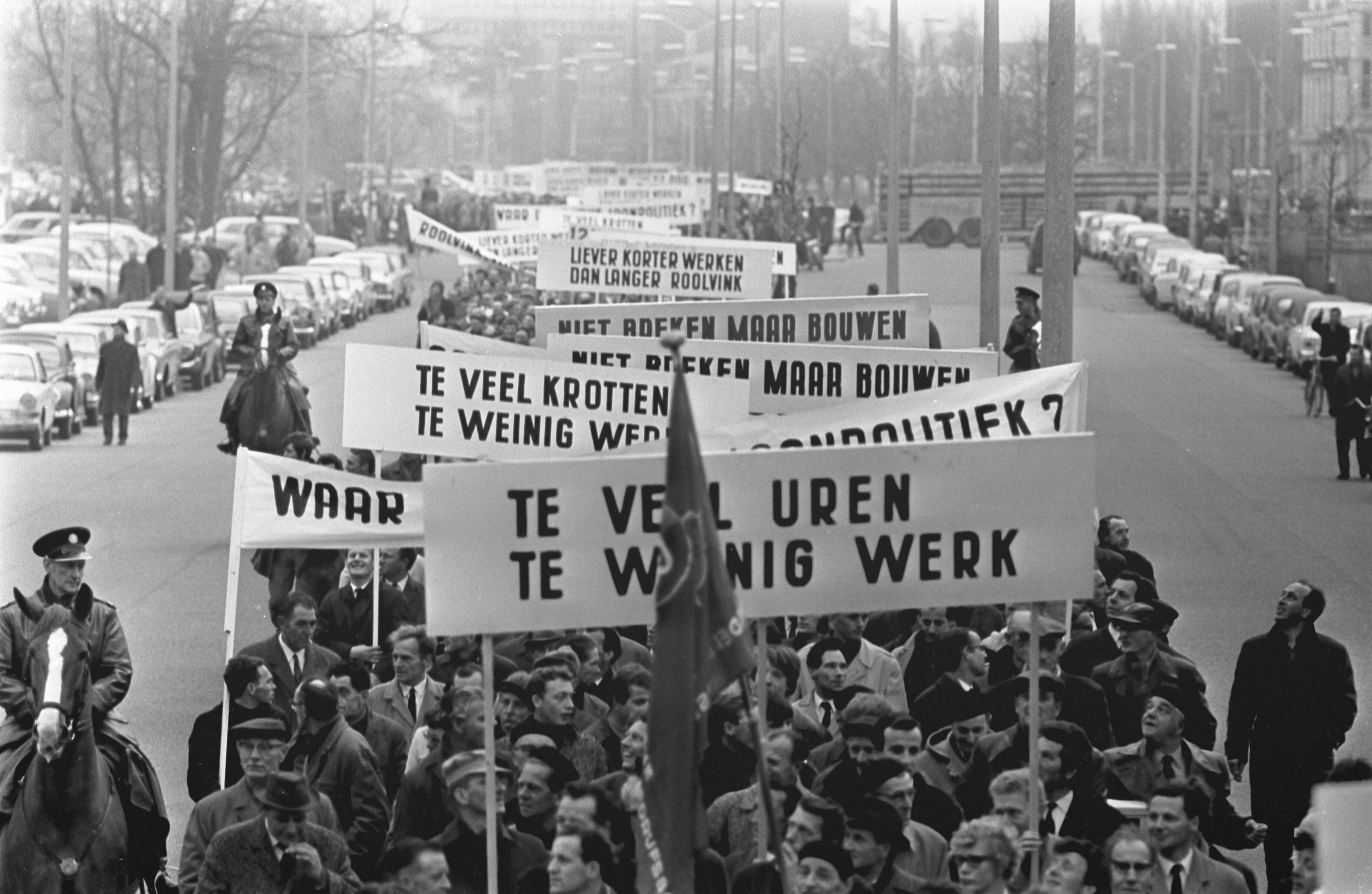 Fotocollectie Anefo — Bouwvakkers demonstreren in Den Haag . Aanvang demonstratie op het Malieveld — Foto: Koch, Eric / Anefo. Licentie: Set B: Rechtenvrij / Publiek Domein. Bron: Nationaal Archief. http://hdl.handle.net/10648/ab3b77e4-d0b4-102d-bcf8-003048976d84