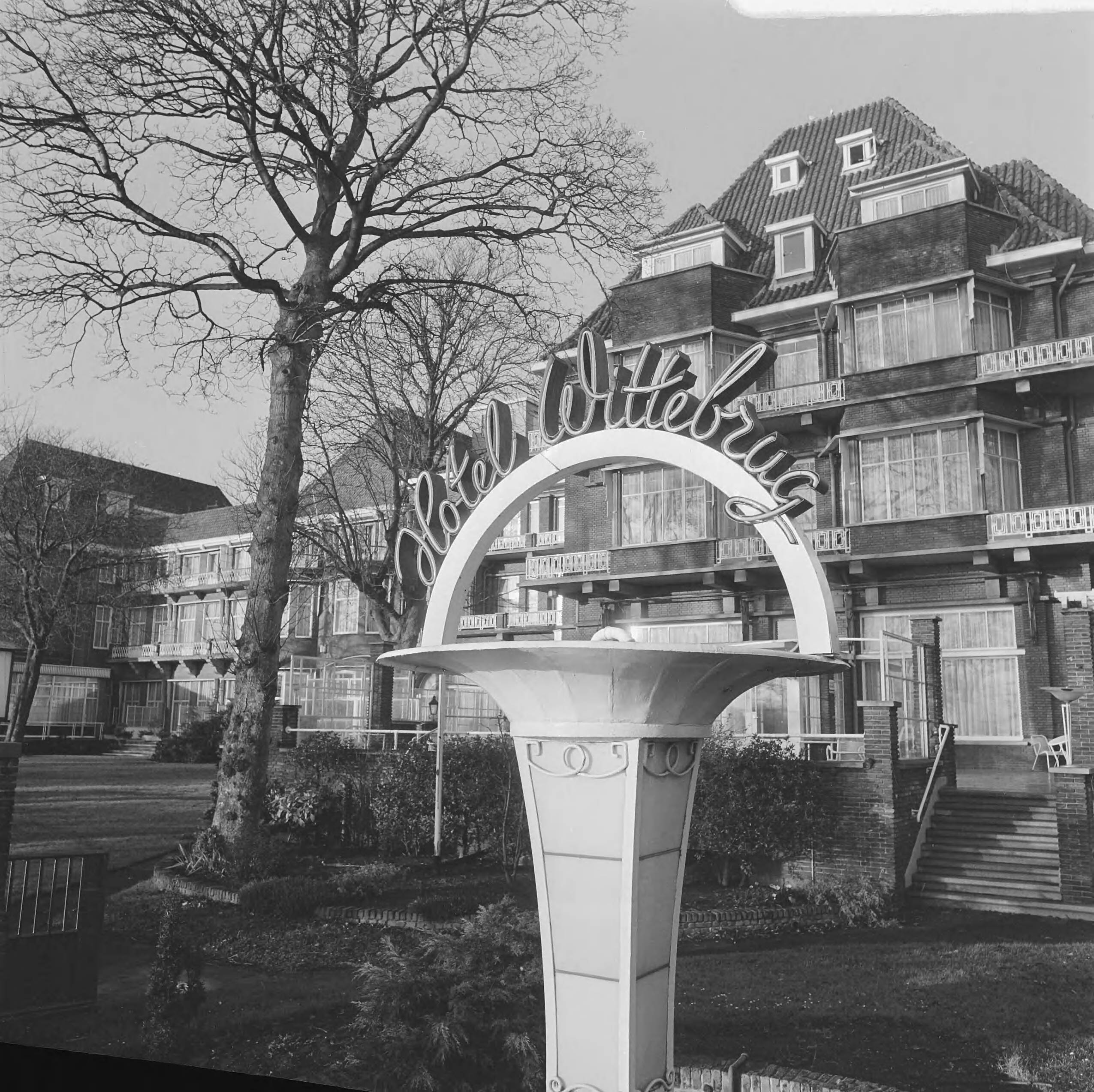 Fotocollectie Anefo — Hotel Wittebrug in Den Haag gesloten, exterieur — Foto: Evers, Joost / Anefo. Licentie: Set B: Rechtenvrij / Publiek Domein. Bron: Nationaal Archief. http://hdl.handle.net/10648/abfe12cc-d0b4-102d-bcf8-003048976d84