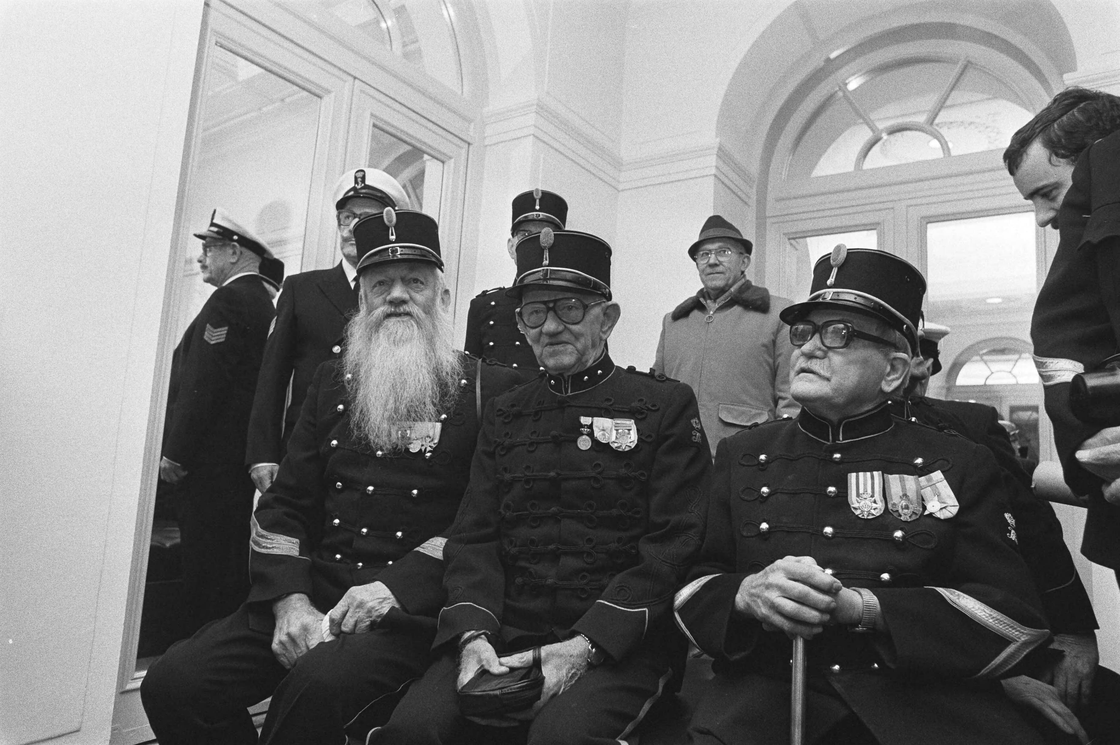 Fotocollectie Anefo — Bewoners militair tehuis Bronbeek naar Den Haag om protest kracht bij te zetten tegen voorgenomen sluiting — Foto: Croes, Rob C. / Anefo. Licentie: Set B: Rechtenvrij / Publiek Domein. Bron: Nationaal Archief. http://hdl.handle.net/10648/acc3e358-d0b4-102d-bcf8-003048976d84