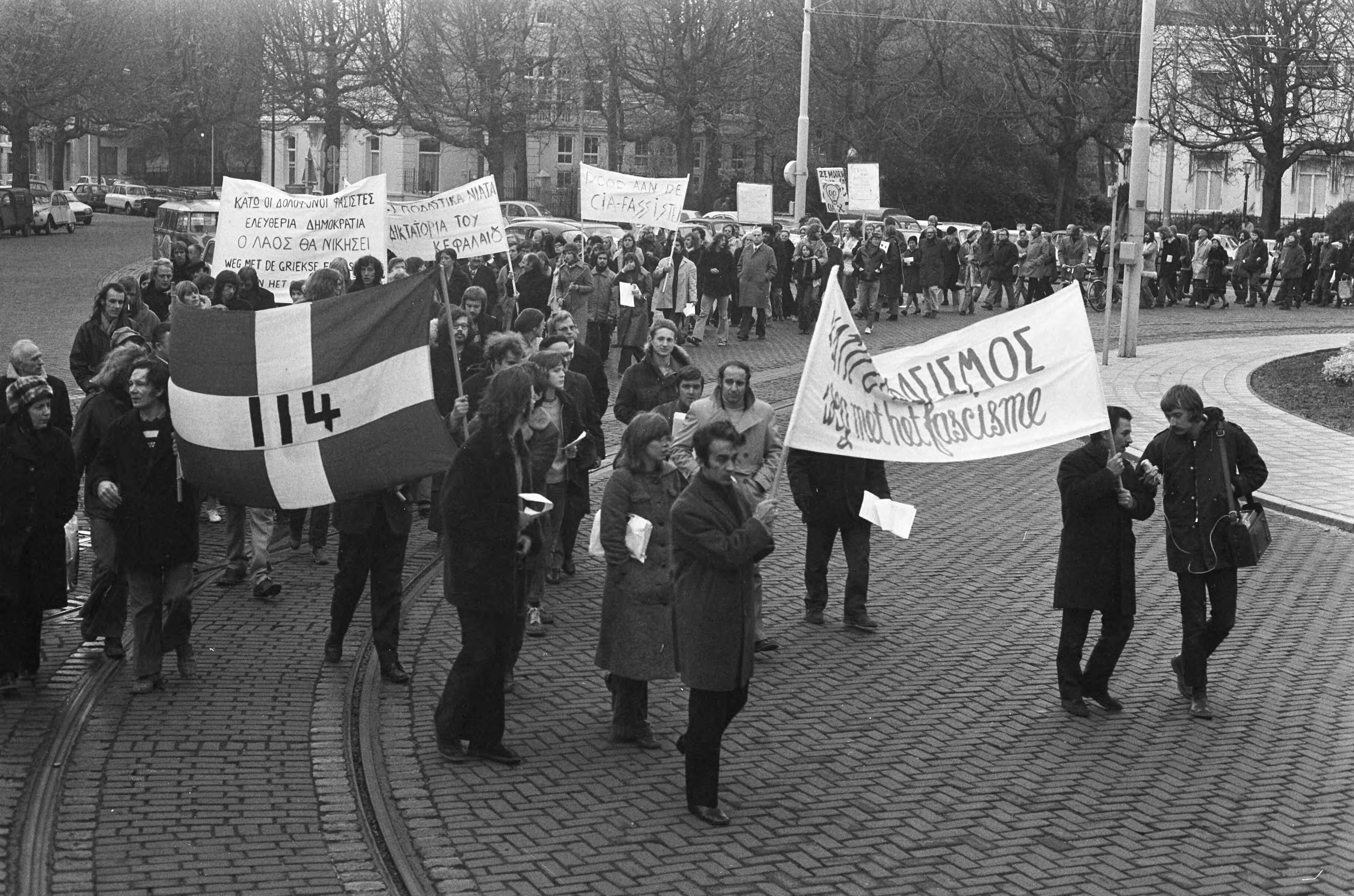 Demonstratie tegen de Griekse junta in Den Haag — Demonstranten met spandoeken — Foto: Fotograaf Onbekend / Anefo. Licentie: Set B: Rechtenvrij / Publiek Domein. Bron: Nationaal Archief. http://hdl.handle.net/10648/ac3ca2ee-d0b4-102d-bcf8-003048976d84