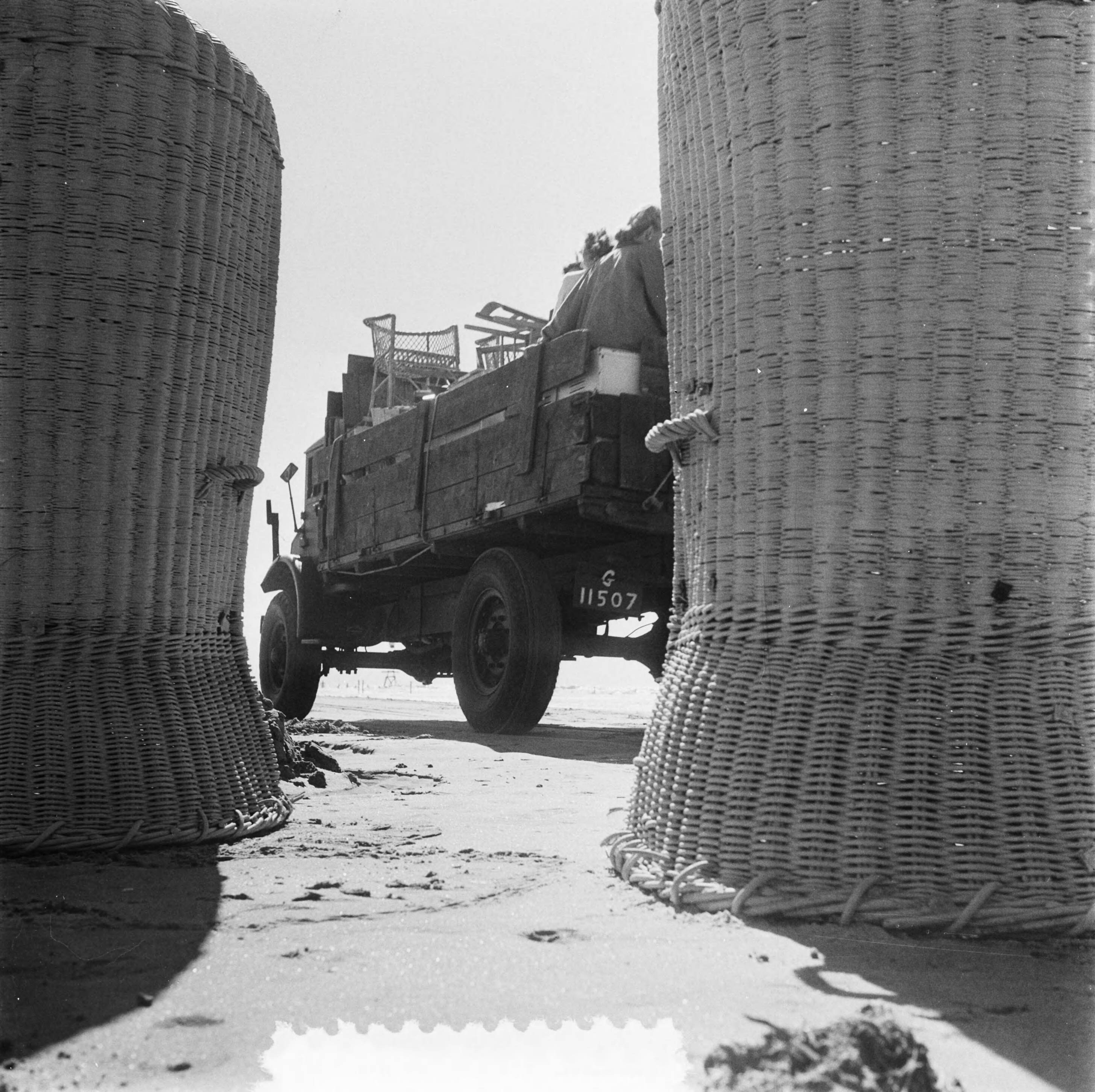 Fotocollectie Anefo — Vertrek vakantiegangers verhuizing van Zandvoort. Einde badseizoen, strandstoelen worden opgeruimd — Foto: Noske, J.D. / Anefo. Licentie: Set B: Rechtenvrij / Publiek Domein. Bron: Nationaal Archief. http://hdl.handle.net/10648/a8feee98-d0b4-102d-bcf8-003048976d84