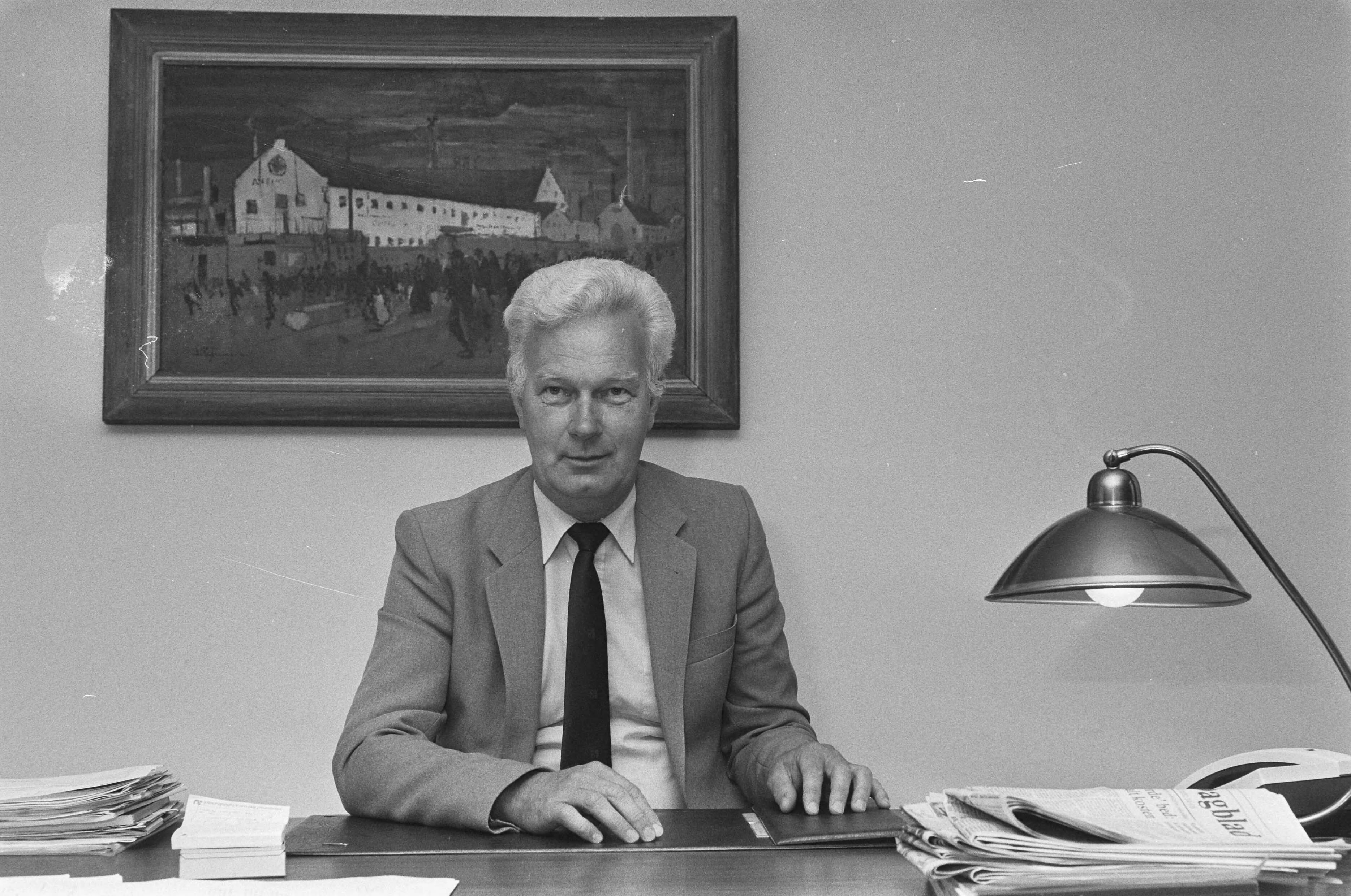 Fotocollectie Anefo — Opdracht Financieel Dagblad ; G. A. Bakker (directeur Gewestelijk Arbeidsbureau Haarlem) — Foto: Molendijk, Bart / Anefo. Licentie: Set B: Rechtenvrij / Publiek Domein. Bron: Nationaal Archief. http://hdl.handle.net/10648/ad61b93e-d0b4-102d-bcf8-003048976d84