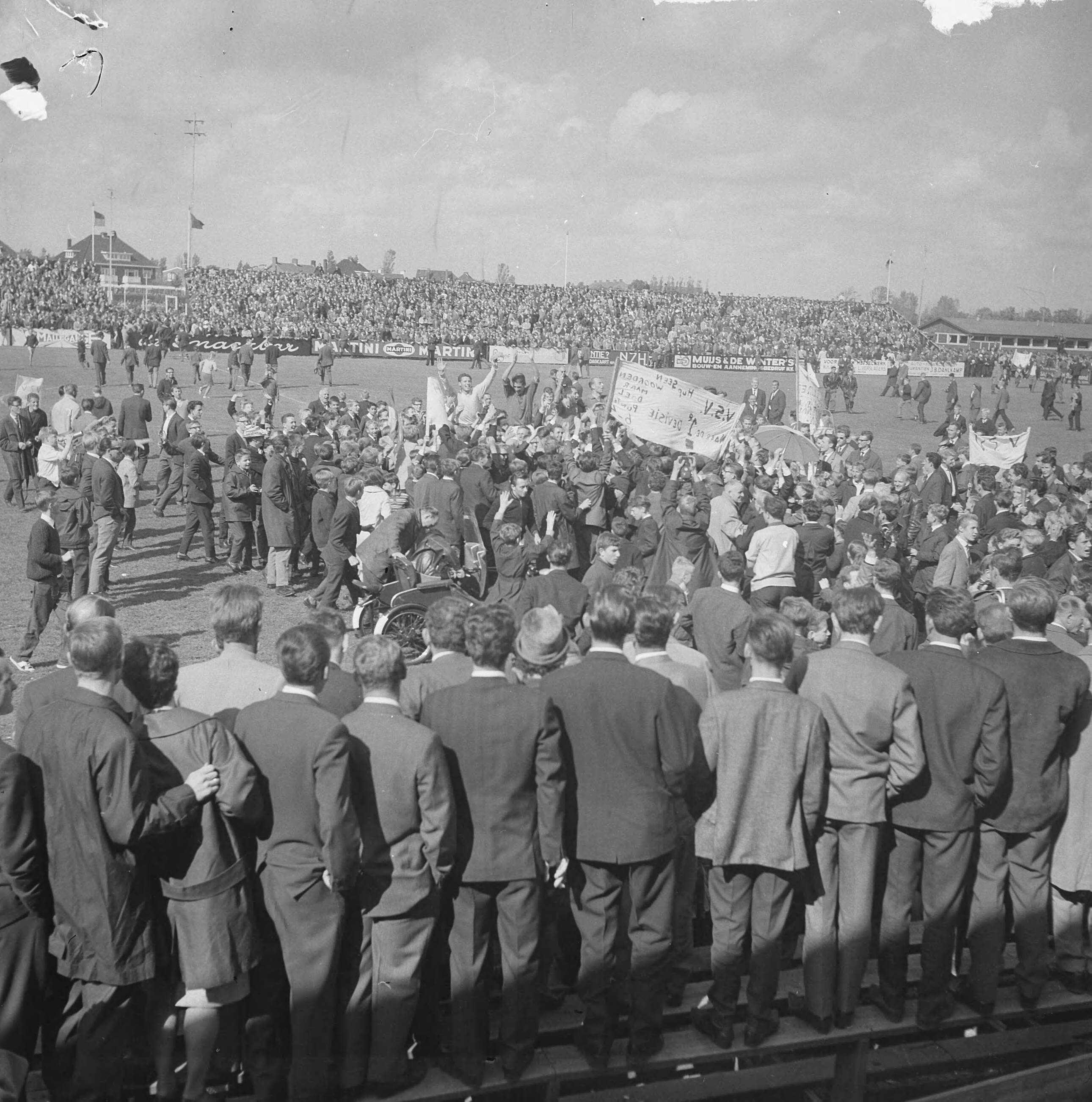 Fotocollectie Anefo — Voetbal. Beslissingswedstrijd promotie naar 1e Divisie. Haarlem tegen VSV 2-3. Na afloop van de strijd spelers van VSV op de schouders van supporters — Foto: Nijs, Jac. de / Anefo. Licentie: Set B: Rechtenvrij / Publiek Domein. Bron: Nationaal Archief. http://hdl.handle.net/10648/aa3bfa1c-d0b4-102d-bcf8-003048976d84