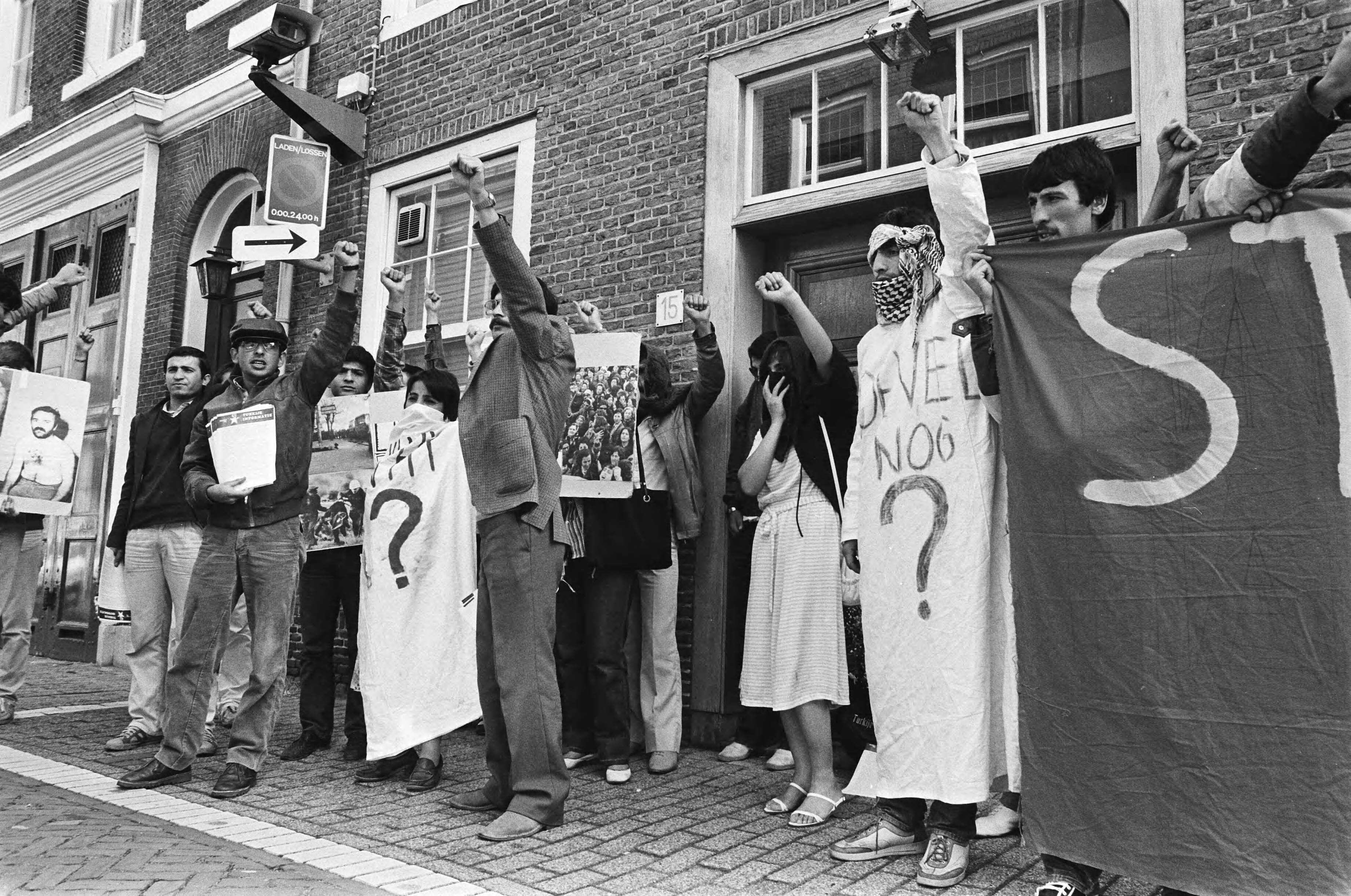 Turkse hongerstakers tegen het militaire regime in Turkije gaan met een krans naar de ambassade in Den Haag — Den Haag|Zuid-Holland|hongerstakingen |politieke gevangenen |spandoeken — Foto: Croes, Rob C. / Anefo. Licentie: Set B: Rechtenvrij / Publiek Domein. Bron: Nationaal Archief. http://hdl.handle.net/10648/ad2c82a0-d0b4-102d-bcf8-003048976d84