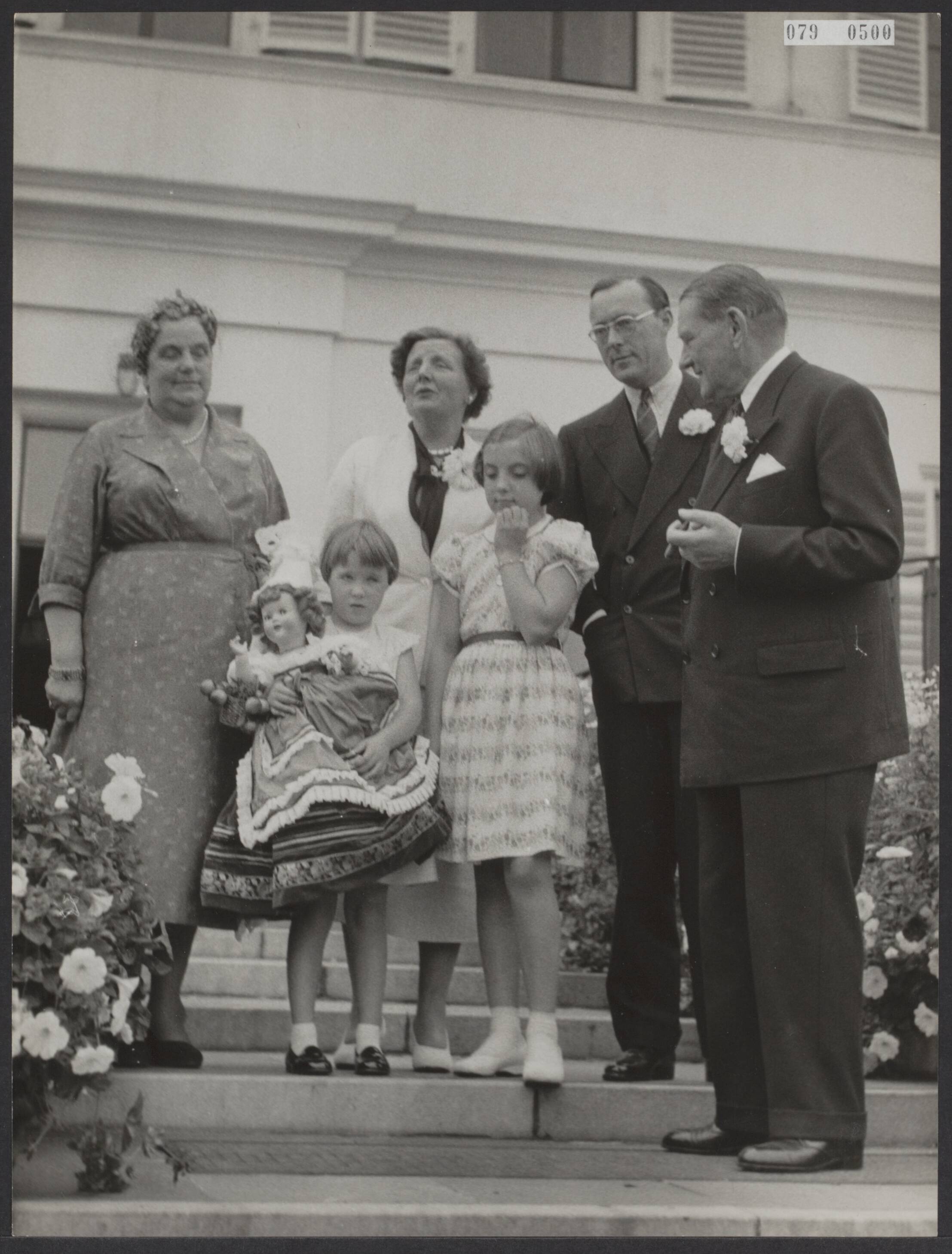 Fotocollectie Elsevier Binnenland — Staatsbezoek Franse president Coty aan Nederland. Het echtpaar Coty poseert met de koninklijke familie op het bordes van paleis Soestdijk — Foto: Fotograaf Onbekend / Anefo. Licentie: Set B: Rechtenvrij / Publiek Domein. Bron: Nationaal Archief. http://hdl.handle.net/10648/ae18f02c-d0b4-102d-bcf8-003048976d84