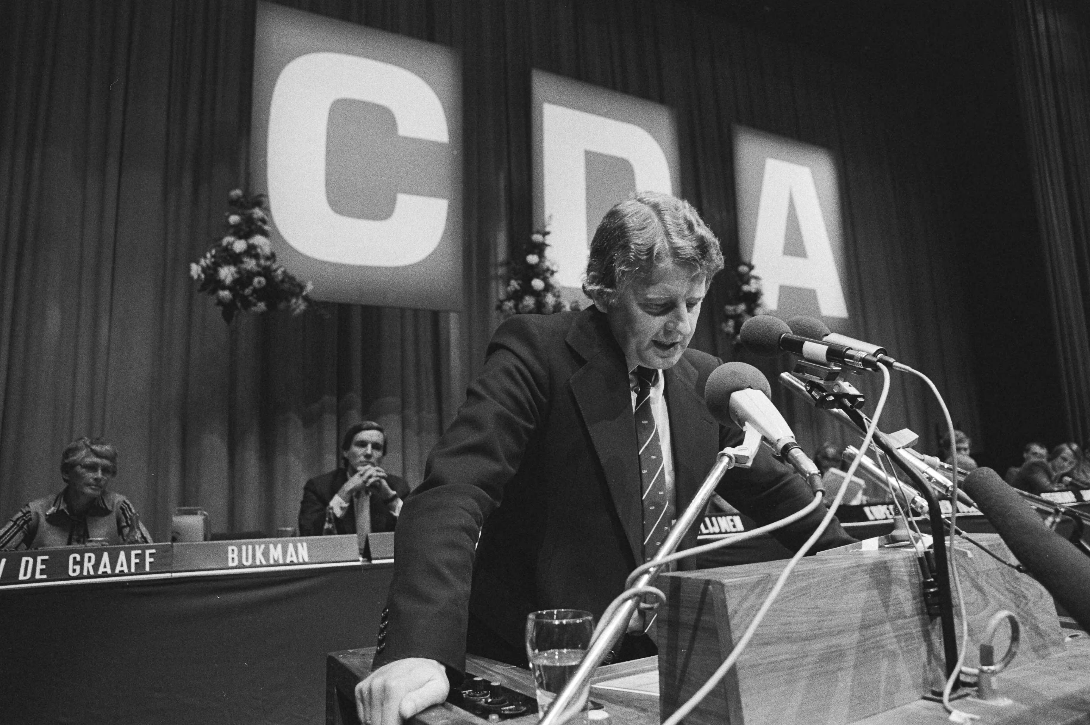 Fusie congres CDA in Den Haag — Bukman aan het woord — Foto: Antonisse, Marcel / Anefo. Licentie: Set B: Rechtenvrij / Publiek Domein. Bron: Nationaal Archief. http://hdl.handle.net/10648/acea97fa-d0b4-102d-bcf8-003048976d84