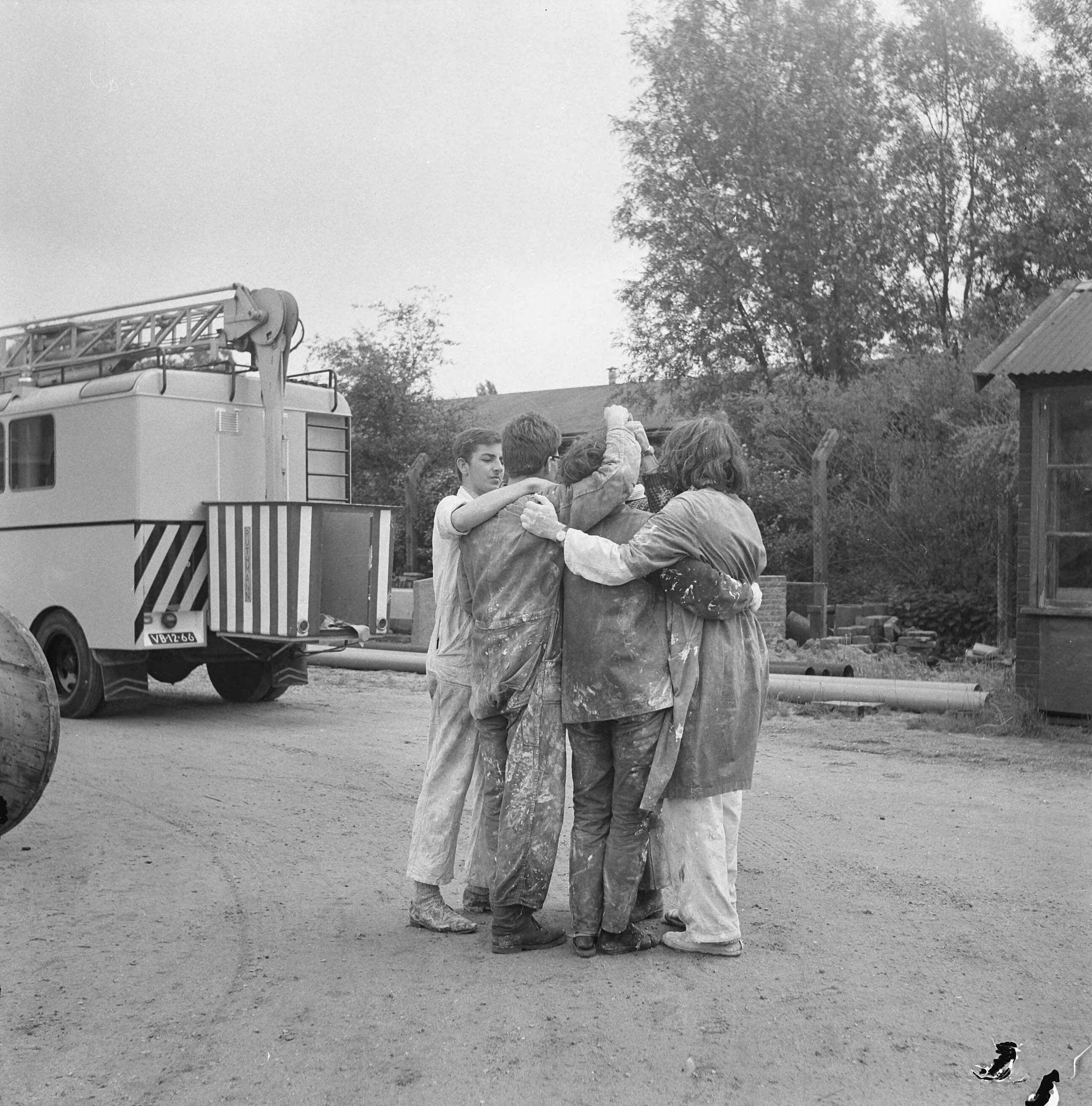 Fotocollectie Anefo — Drama om beeld in Zaandam van beeldhouwer Slavomir Miletic Beeldhouwer en vrienden zoeken troost — Foto: Nijs, Jac. de / Anefo. Licentie: Set B: Rechtenvrij / Publiek Domein. Bron: Nationaal Archief. http://hdl.handle.net/10648/aa3b1ffc-d0b4-102d-bcf8-003048976d84
