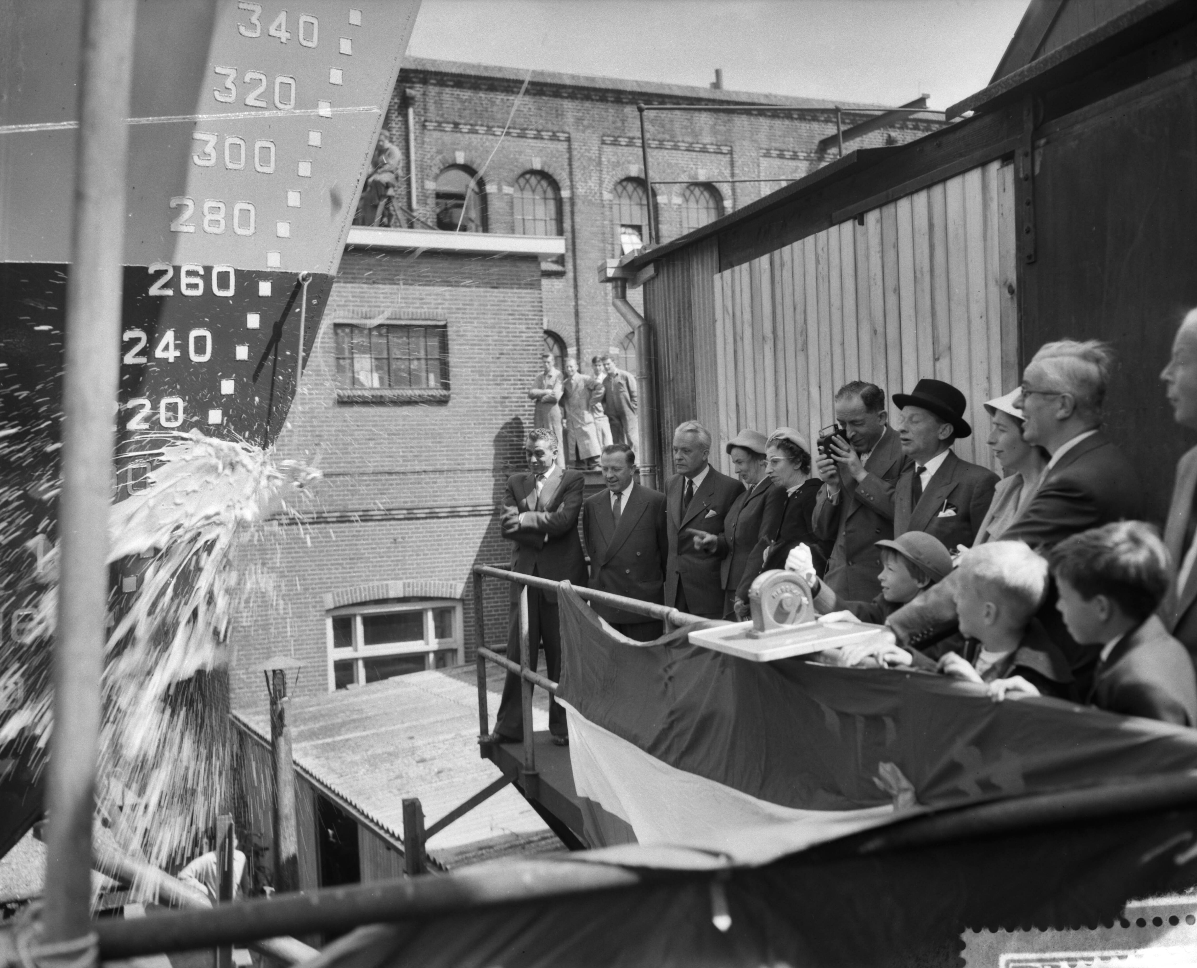 Fotocollectie Anefo — Tewaterlating vrachtschip "Spolanda" bij de Zaanlandsche Scheepsbouwmaatschappij te Zaandam. De doopplechtigheid werd verricht door mej. Danielle Smith, dochter van een van de commissarissen van rederij Spoorhout — Foto: Bilsen, Joop van / Anefo. Licentie: Set B: Rechtenvrij / Publiek Domein. Bron: Nationaal Archief. http://hdl.handle.net/10648/a97d3398-d0b4-102d-bcf8-003048976d84