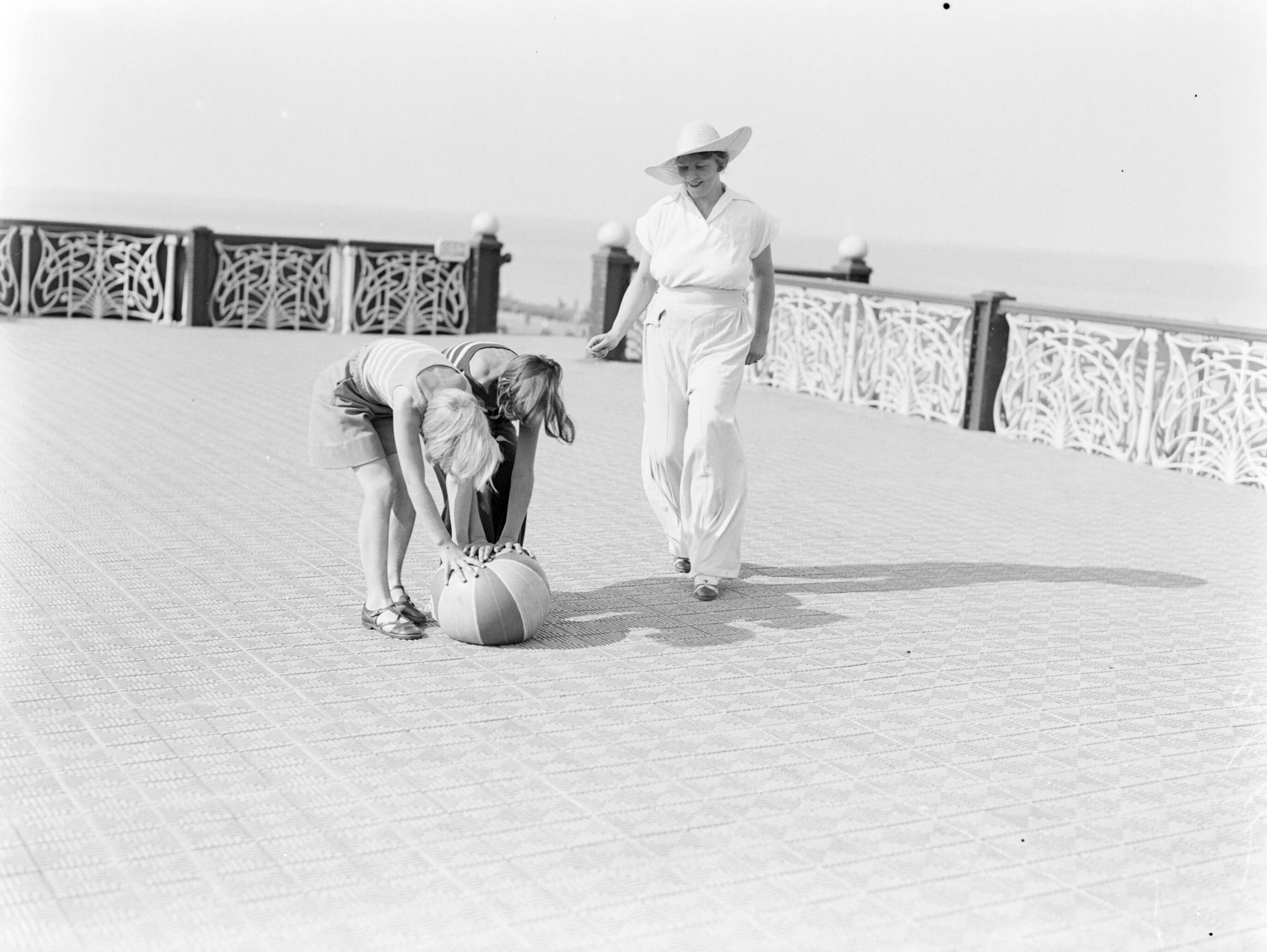 Scheveningen. — Van de Polls vrouw Nell Langlais en zijn stiefdochters Renée en Hans aan de boulevard van Scheveningen — Foto: Poll, Willem van de. Licentie: Set B: Rechtenvrij / Publiek Domein. Bron: Nationaal Archief. http://hdl.handle.net/10648/ae9b2650-d0b4-102d-bcf8-003048976d84