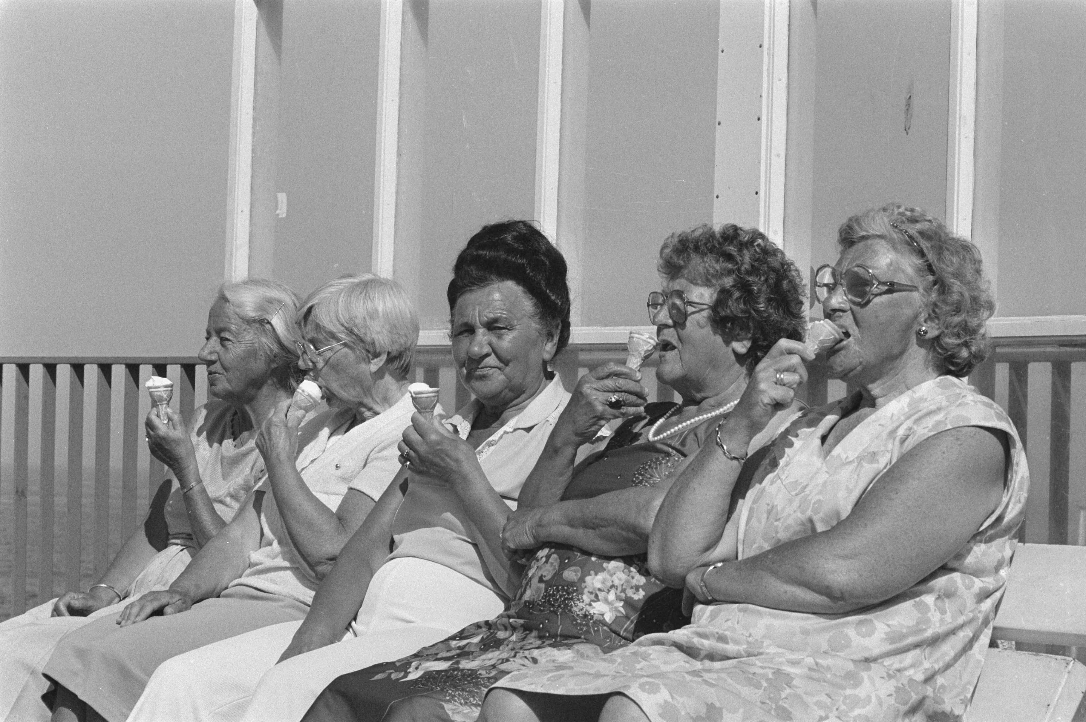Fotocollectie Anefo — Drukte aan Zandvoortse strand door mooie pinksterweer; dames met ijsjes aan boulevard van Zandvoort — Foto: Bogaerts, Rob / Anefo. Licentie: Set B: Rechtenvrij / Publiek Domein. Bron: Nationaal Archief. http://hdl.handle.net/10648/ad535bc8-d0b4-102d-bcf8-003048976d84