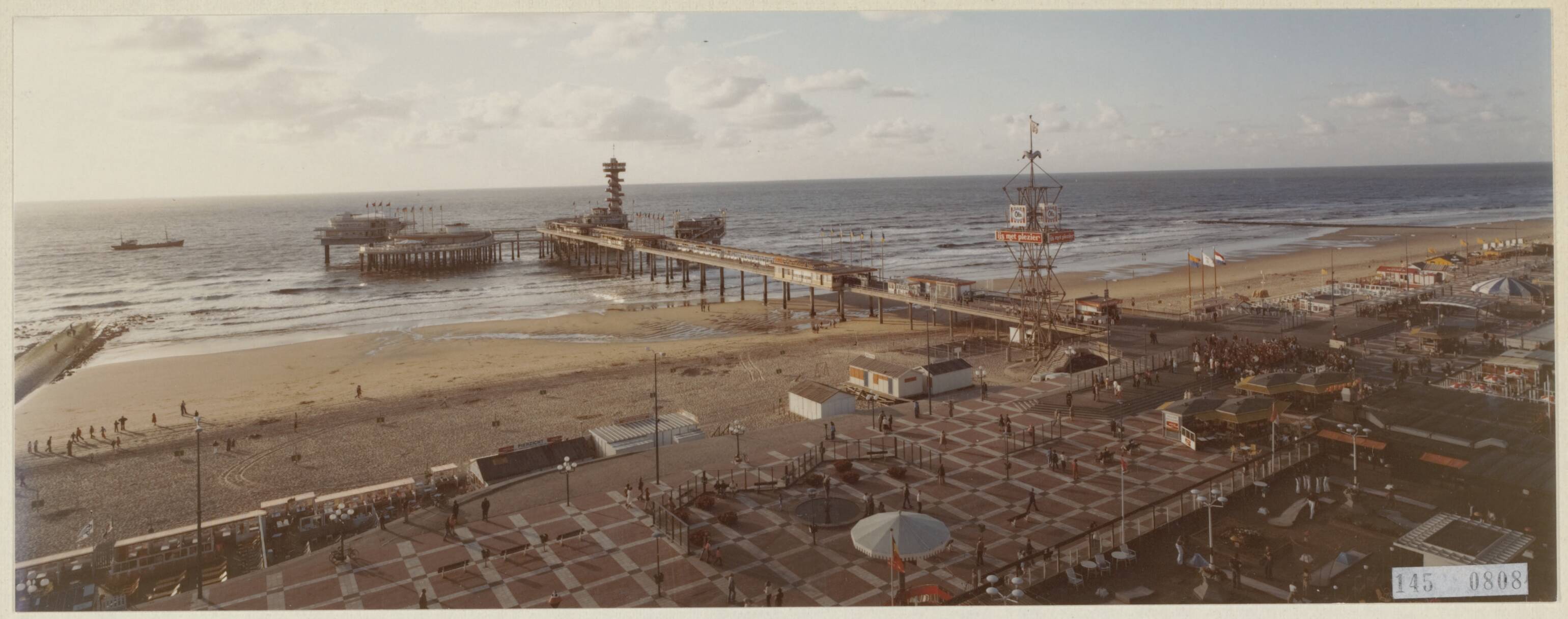 Fotocollectie Rijksvoorlichtingsdienst Eigen — Pier te Scheveningen — Foto: Rijksvoorlichtingsdienst (RVD). Licentie: Set B: Rechtenvrij / Publiek Domein. Bron: Nationaal Archief. http://hdl.handle.net/10648/af7466a4-d0b4-102d-bcf8-003048976d84