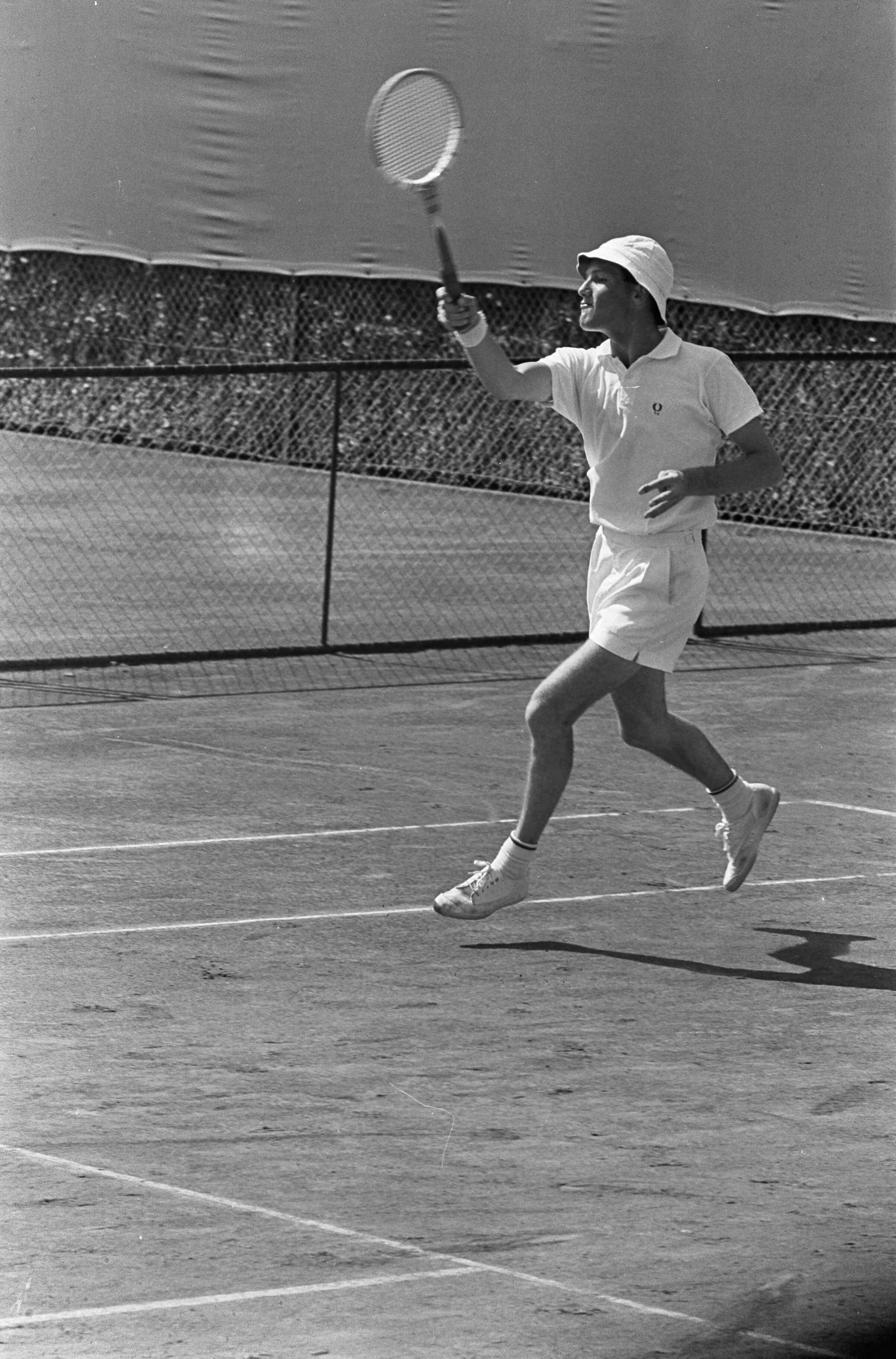 Fotocollectie Anefo — Nederlandse tenniskampioenschappen op de METS-banen. Tom Okker in actie — Foto: Koch, Eric / Anefo. Licentie: Set B: Rechtenvrij / Publiek Domein. Bron: Nationaal Archief. http://hdl.handle.net/10648/aaba9278-d0b4-102d-bcf8-003048976d84