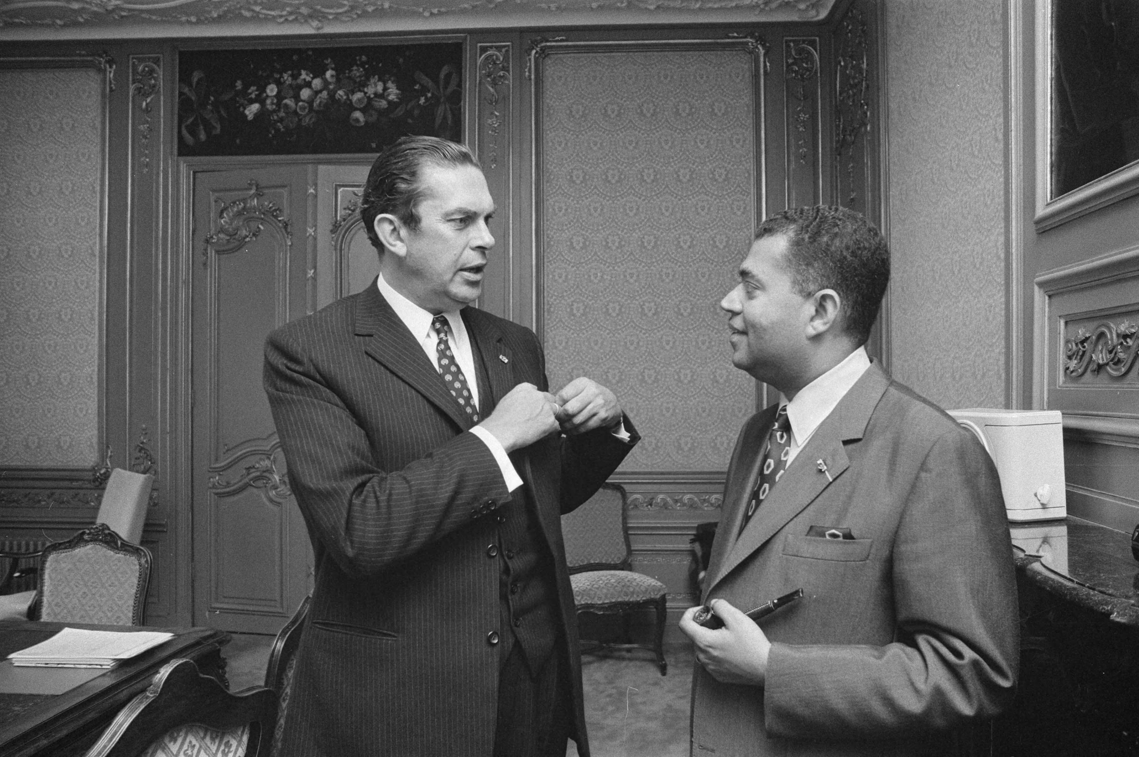 Fotocollectie Anefo — Formateur Biesheuvel ontvangt gevolmachtigd minister van Nederlandse Antillen , S. G. M. Rozendal op Binnenhof Den Haag — Foto: Mieremet, Rob / Anefo. Licentie: Set B: Rechtenvrij / Publiek Domein. Bron: Nationaal Archief. http://hdl.handle.net/10648/abc4d1a6-d0b4-102d-bcf8-003048976d84