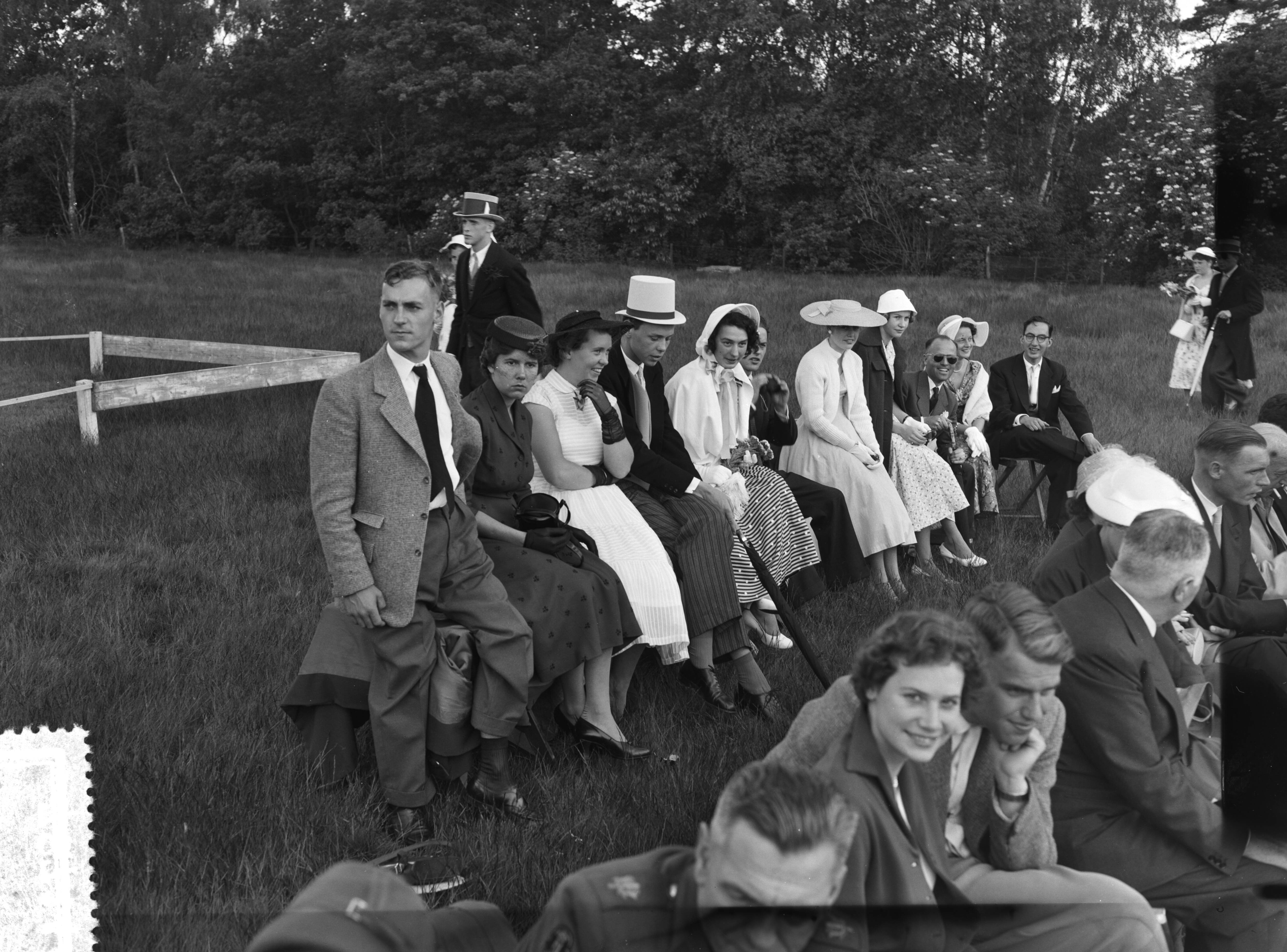 Lustrum USC Utrecht (1956) — Lustrum USC. Groepen op Lage Vuursche — Foto: Rossem, Wim van / Anefo. Licentie: Set B: Rechtenvrij / Publiek Domein. Bron: Nationaal Archief. http://hdl.handle.net/10648/a94b26a0-d0b4-102d-bcf8-003048976d84