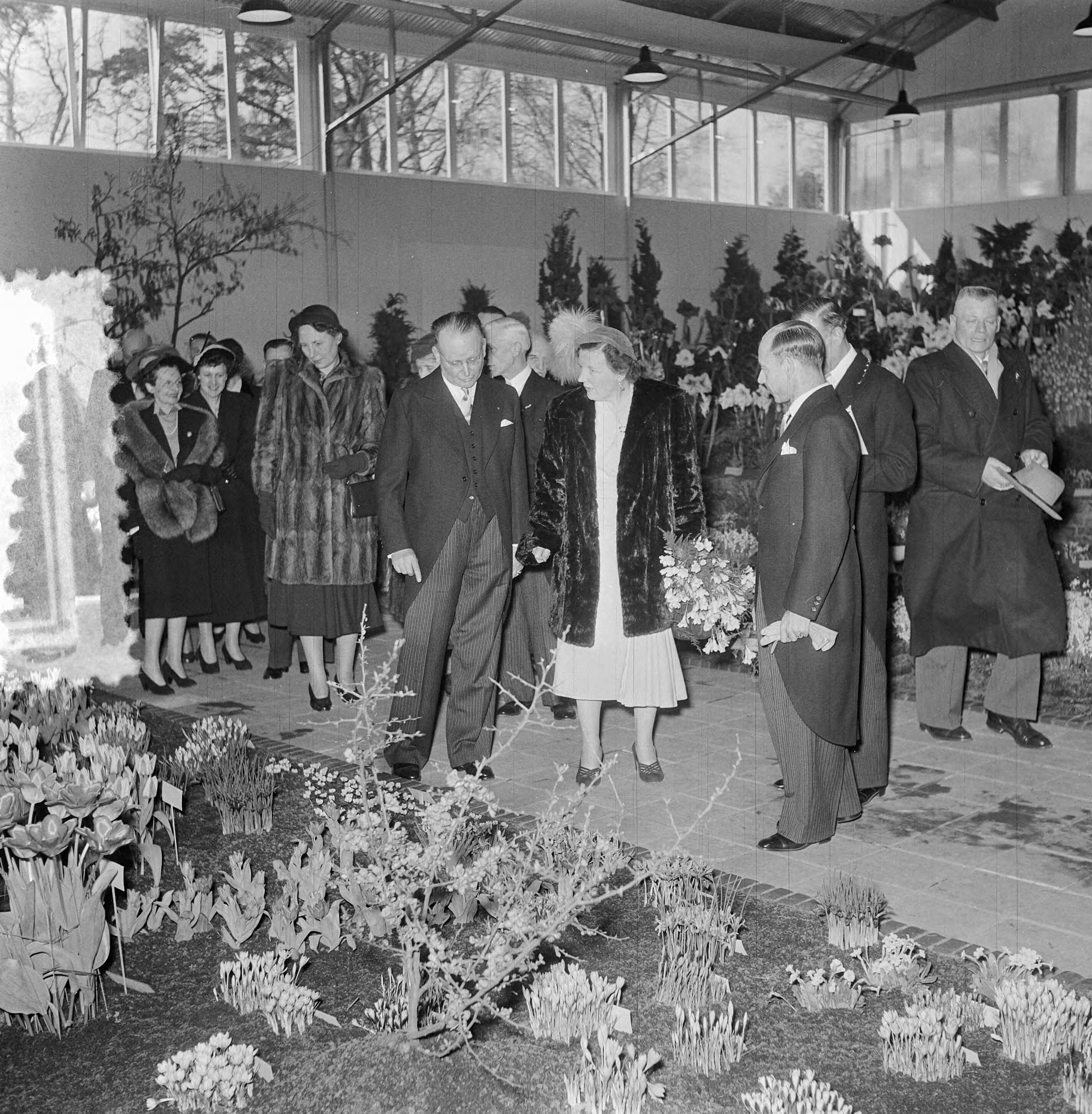 Koningin Juliana opent "Flora" te Heemstede — Foto: Noske, J.D. / Anefo. — Licentie: Set B: Rechtenvrij / Publiek Domein. Bron: Nationaal Archief. http://hdl.handle.net/10648/a908389a-d0b4-102d-bcf8-003048976d84