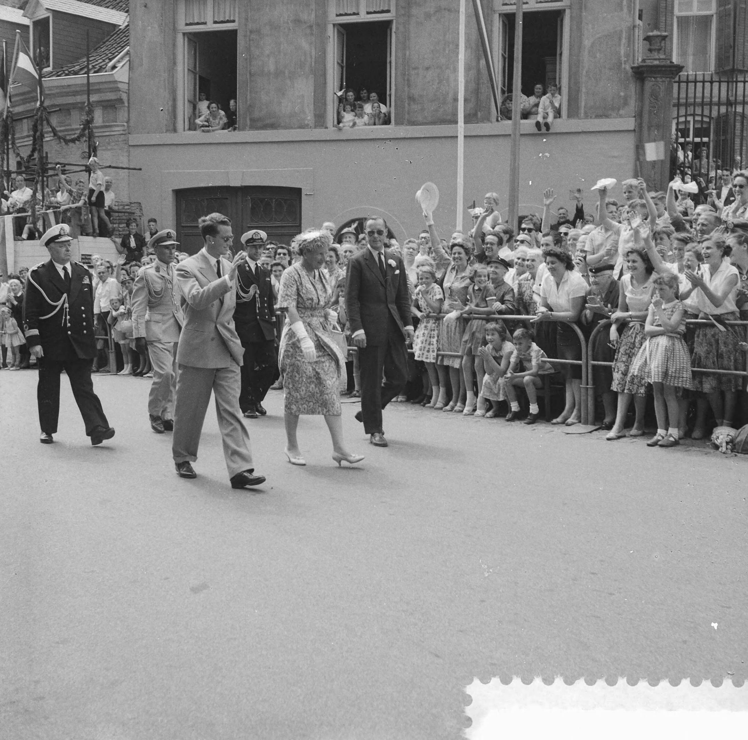 Staatsbezoek koning Boudewijn 1959 — Vierde dag van het bezoek van koning Boudewijn. Aankomst bij het gouvernementshuis te Maastricht — Foto: Noske, J.D. / Anefo. Licentie: Set B: Rechtenvrij / Publiek Domein. Bron: Nationaal Archief. http://hdl.handle.net/10648/a998c7de-d0b4-102d-bcf8-003048976d84