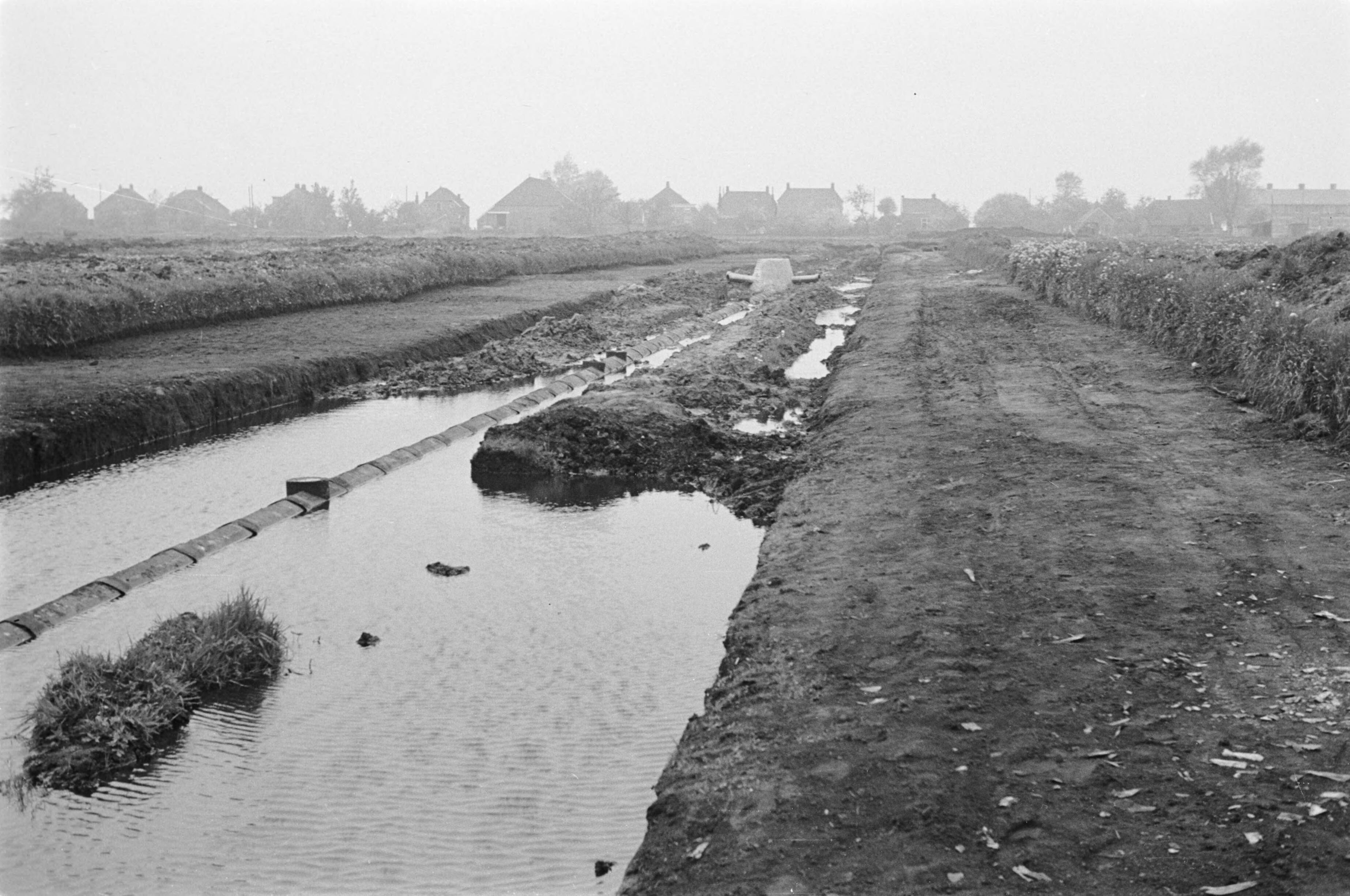 Fotocollectie Nederlandse Heidemaatschappij — Veendam|aanleg wegen |rioleringen|Groningen — Foto: Fotograaf Onbekend / Heidemij. Licentie: Set B: Rechtenvrij / Publiek Domein. Bron: Nationaal Archief. http://hdl.handle.net/10648/ae893d46-d0b4-102d-bcf8-003048976d84