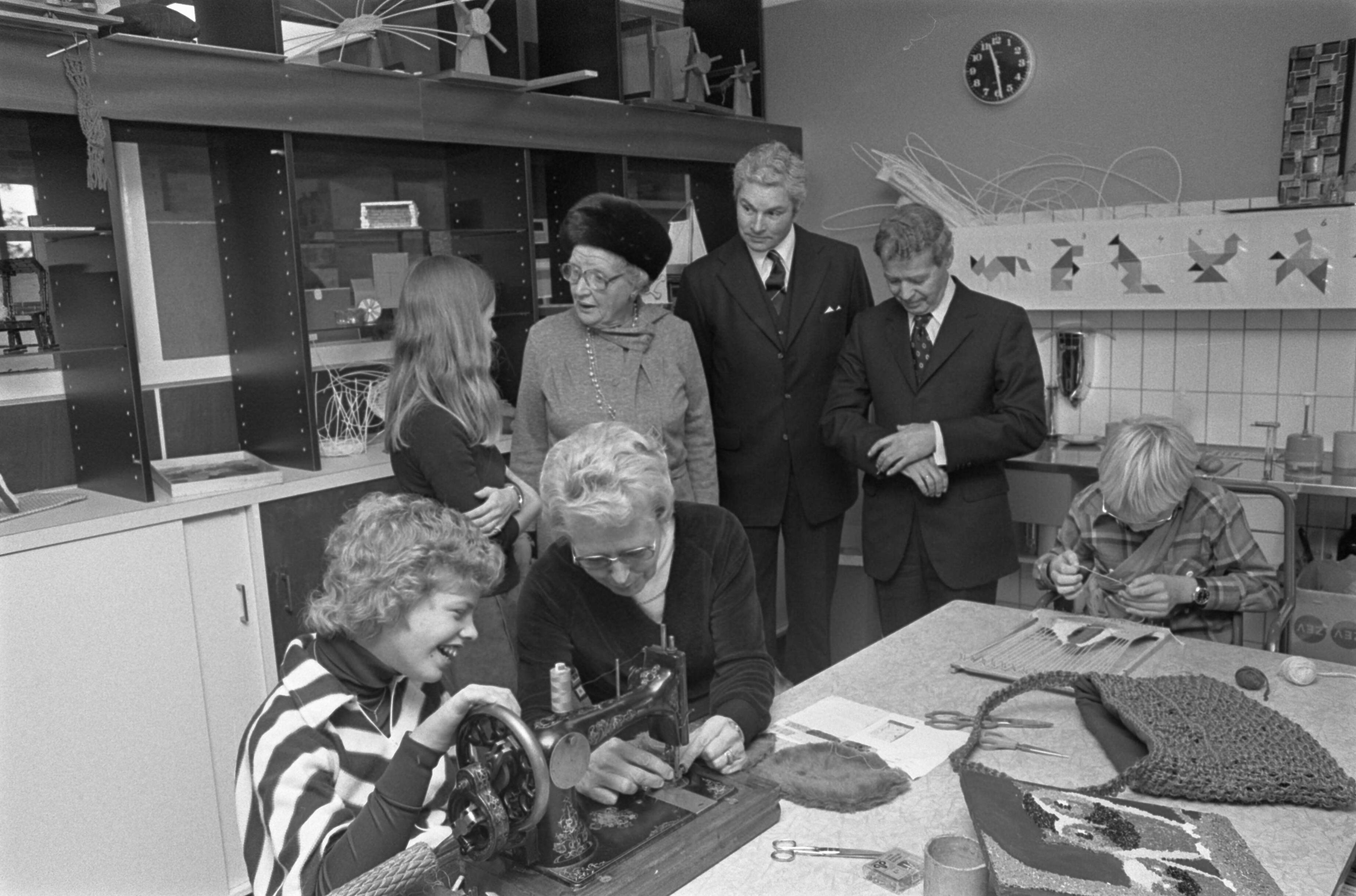 Fotocollectie Anefo — koningin Juliana bezoekt provincie Zeeland, aan het zeehospitium in Oostkapelle — Foto: Verhoeff, Bert / Anefo. Licentie: Set B: Rechtenvrij / Publiek Domein. Bron: Nationaal Archief. http://hdl.handle.net/10648/ac8e1354-d0b4-102d-bcf8-003048976d84