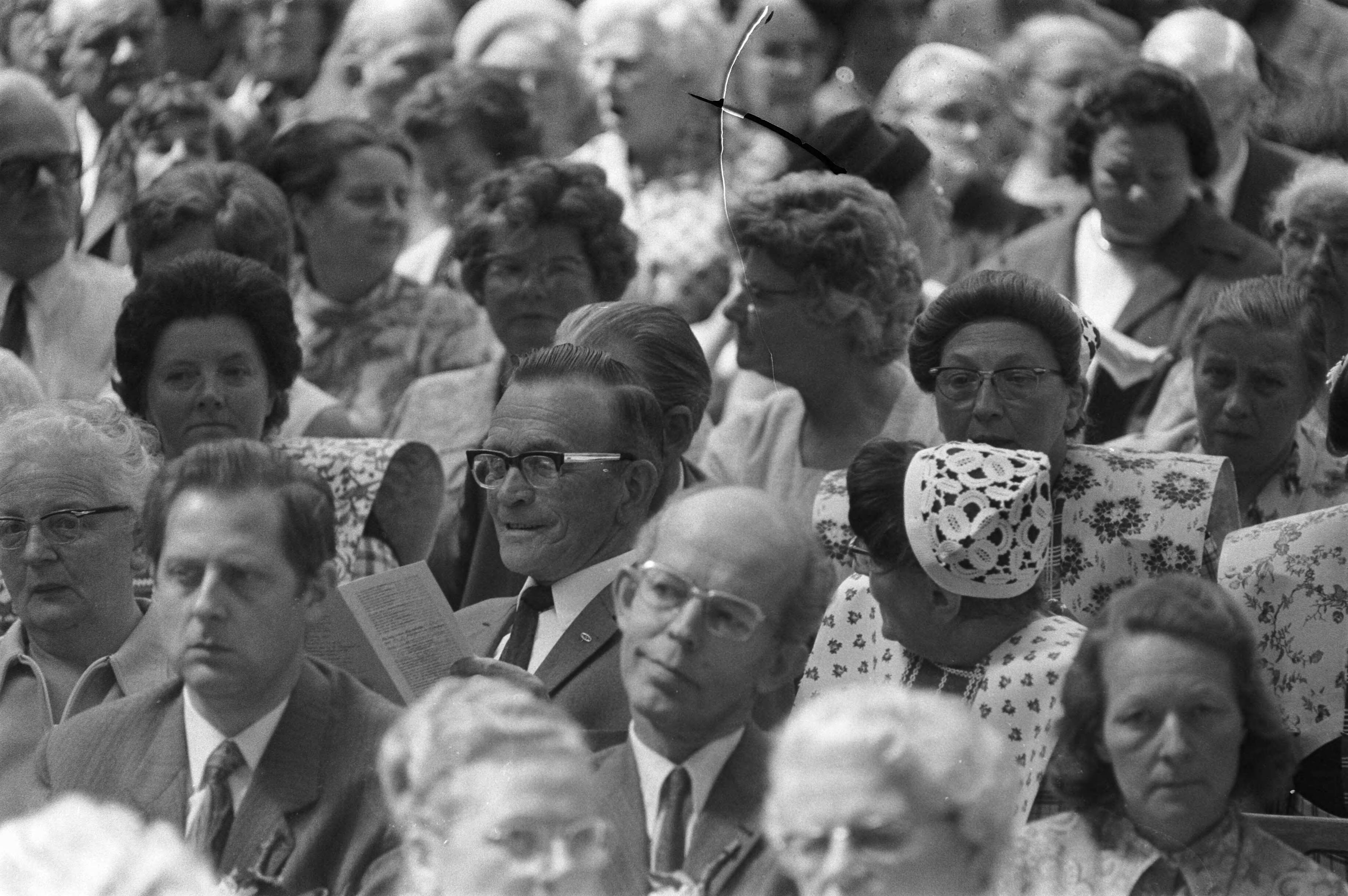 Gebedsdag van de Evangelische Omroep in Utrecht — De bezoekers van de gebedsdag tijdens de bijeenkomst — Foto: Fotograaf Onbekend / Anefo. Licentie: Set B: Rechtenvrij / Publiek Domein. Bron: Nationaal Archief. http://hdl.handle.net/10648/abece8b2-d0b4-102d-bcf8-003048976d84