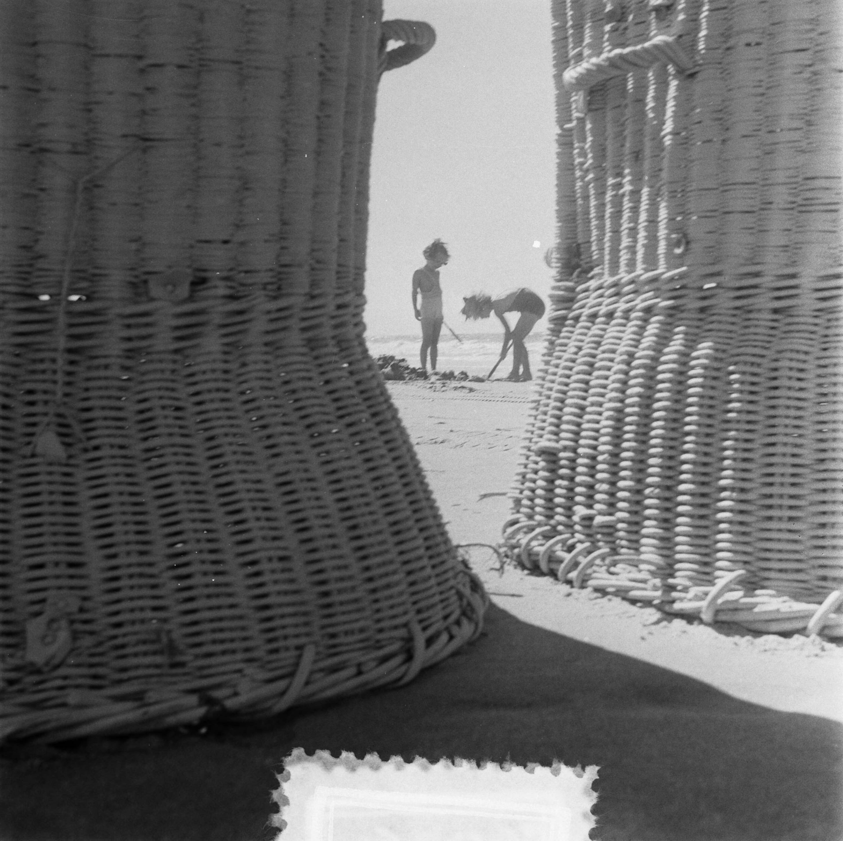 Fotocollectie Anefo — Vertrek vakantiegangers verhuizing van Zandvoort. Einde badseizoen, kinderen spelen nog op het strand — Foto: Noske, J.D. / Anefo. Licentie: Set B: Rechtenvrij / Publiek Domein. Bron: Nationaal Archief. http://hdl.handle.net/10648/a8feef56-d0b4-102d-bcf8-003048976d84
