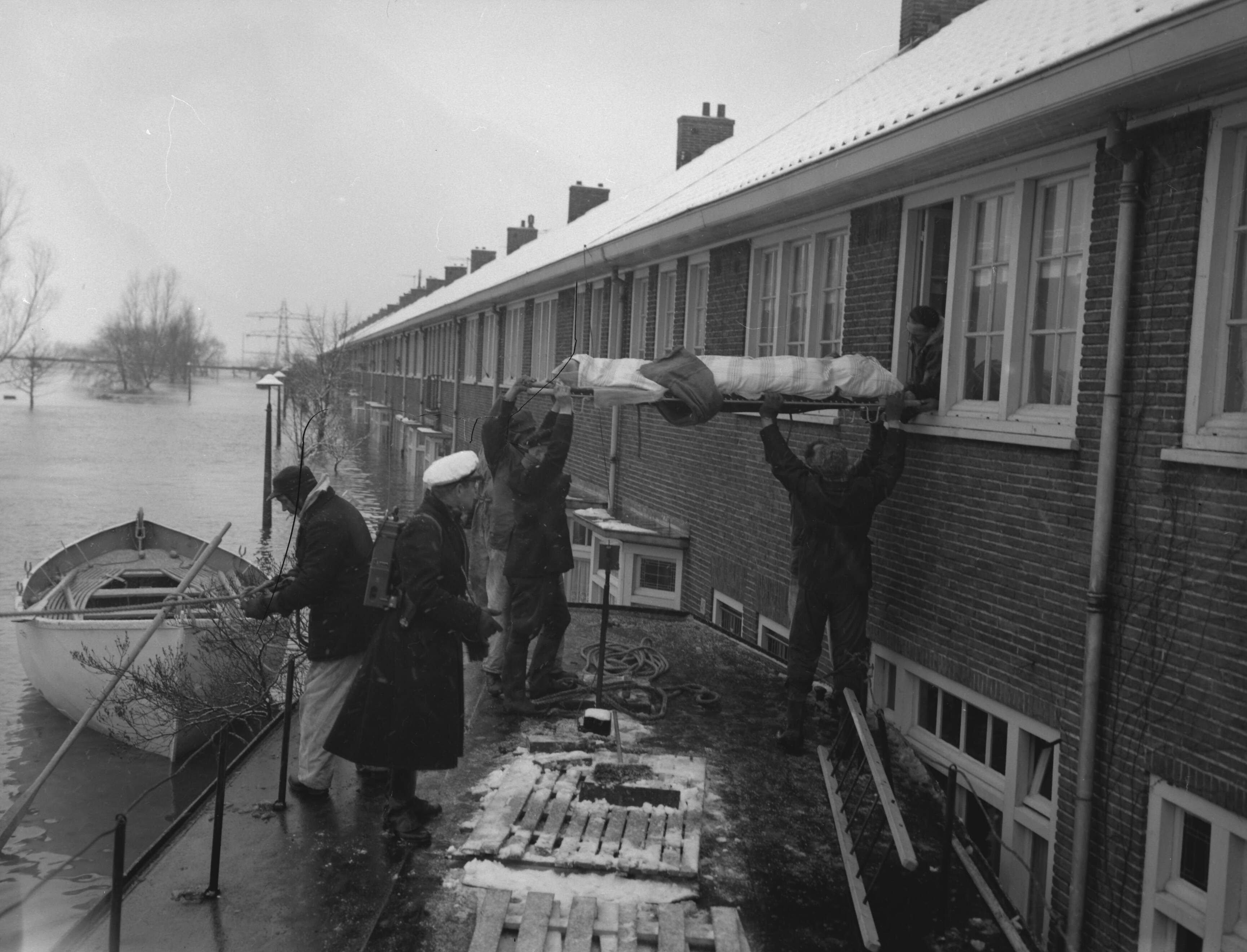 Ramp Tuindorp Oostzaan — Ramp Tuindorp Oostzaan, een der zieken met brancard uit huis — Foto: Rossem, Wim van / Anefo. Licentie: Set B: Rechtenvrij / Publiek Domein. Bron: Nationaal Archief. http://hdl.handle.net/10648/a9a59d88-d0b4-102d-bcf8-003048976d84