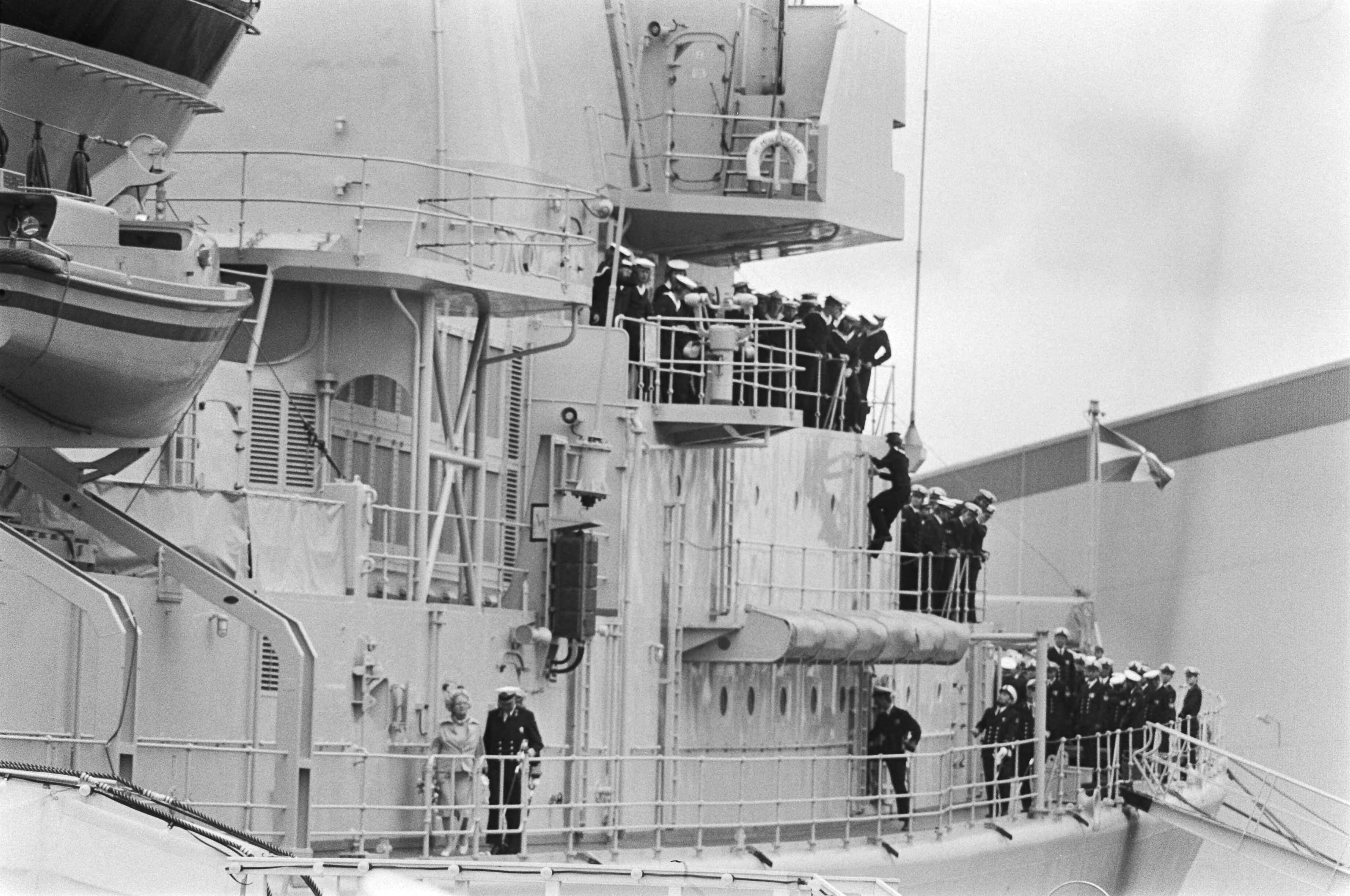 Fotocollectie Anefo — Wapenfregat De Ruyter door koningin Juliana in gebruik gesteld in Vlissingen, overzicht tijdens hijsen van vlag koningin Juliana — Foto: Verhoeff, Bert / Anefo. Licentie: Set B: Rechtenvrij / Publiek Domein. Bron: Nationaal Archief. http://hdl.handle.net/10648/ac8565d8-d0b4-102d-bcf8-003048976d84