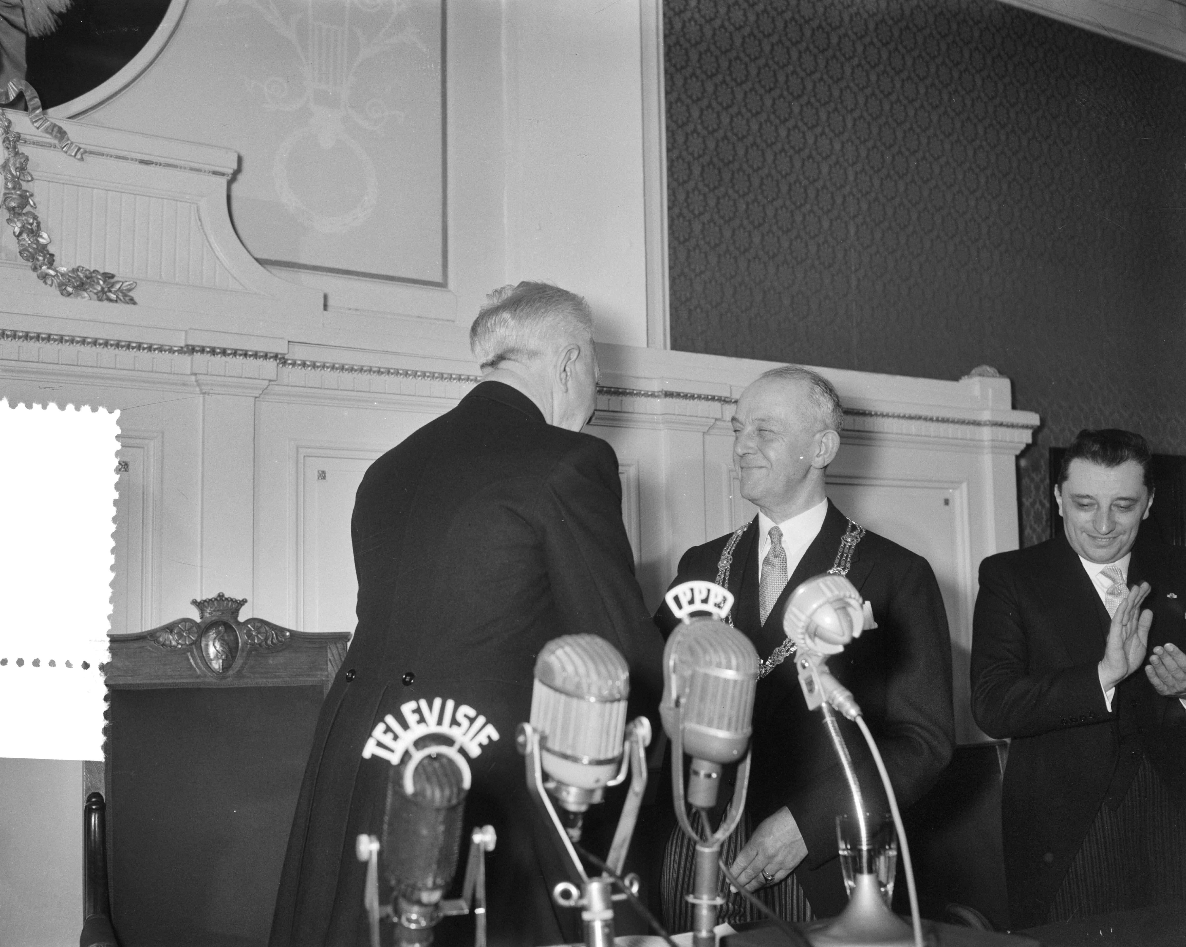 Fotocollectie Anefo — Installatie van burgemeester H.A.M.T. Kolfschoten van Den Haag — Foto: Bilsen, Joop van / Anefo. Licentie: Set B: Rechtenvrij / Publiek Domein. Bron: Nationaal Archief. http://hdl.handle.net/10648/a957b9c4-d0b4-102d-bcf8-003048976d84
