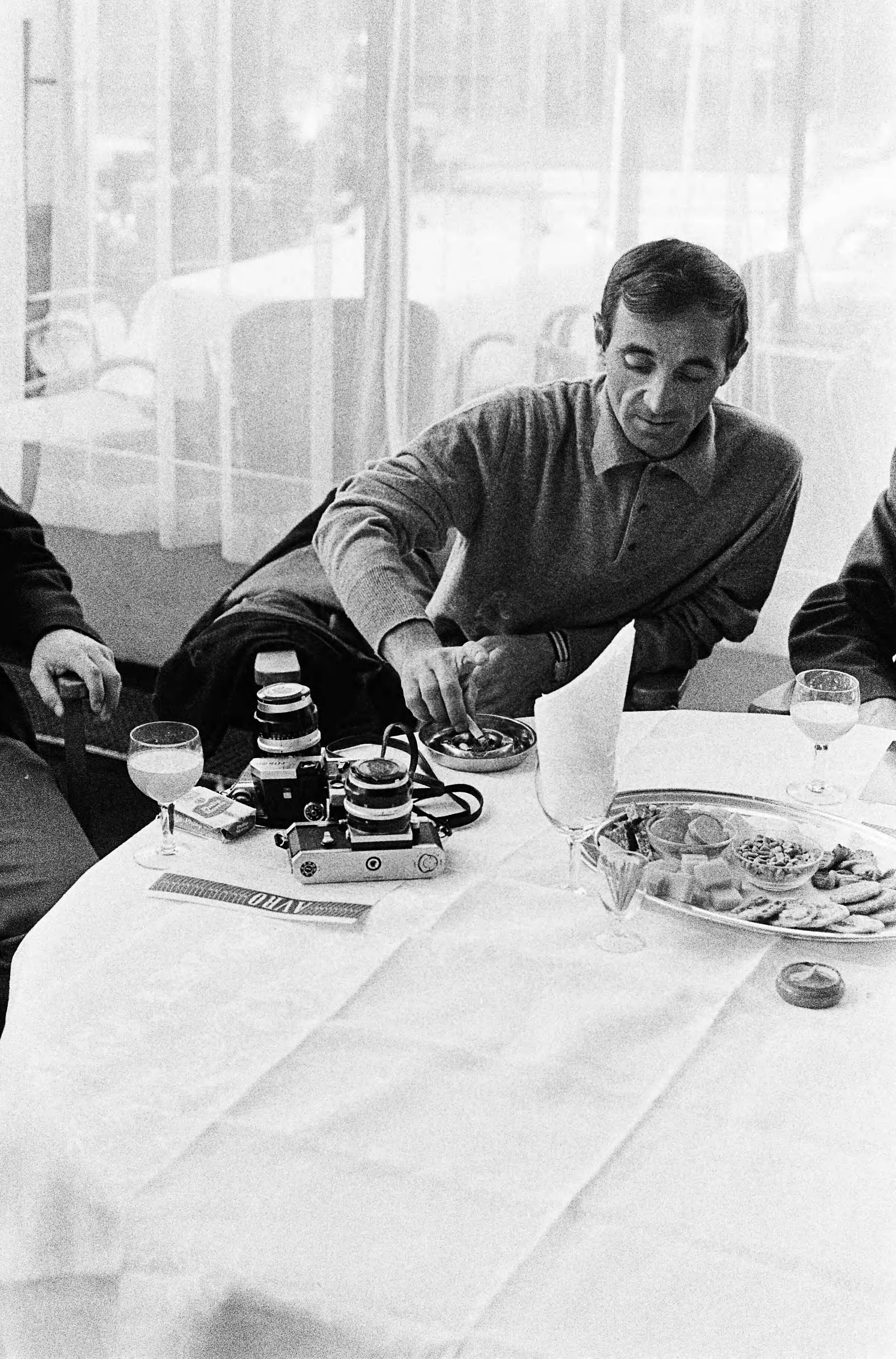 Fotocollectie Anefo — Charles Aznavour geeft een persconferentie in Hotel Gooiland in verband met zijn optreden — Foto: Gelderen, Hugo van / Anefo. Licentie: Set B: Rechtenvrij / Publiek Domein. Bron: Nationaal Archief. http://hdl.handle.net/10648/aa370ebc-d0b4-102d-bcf8-003048976d84
