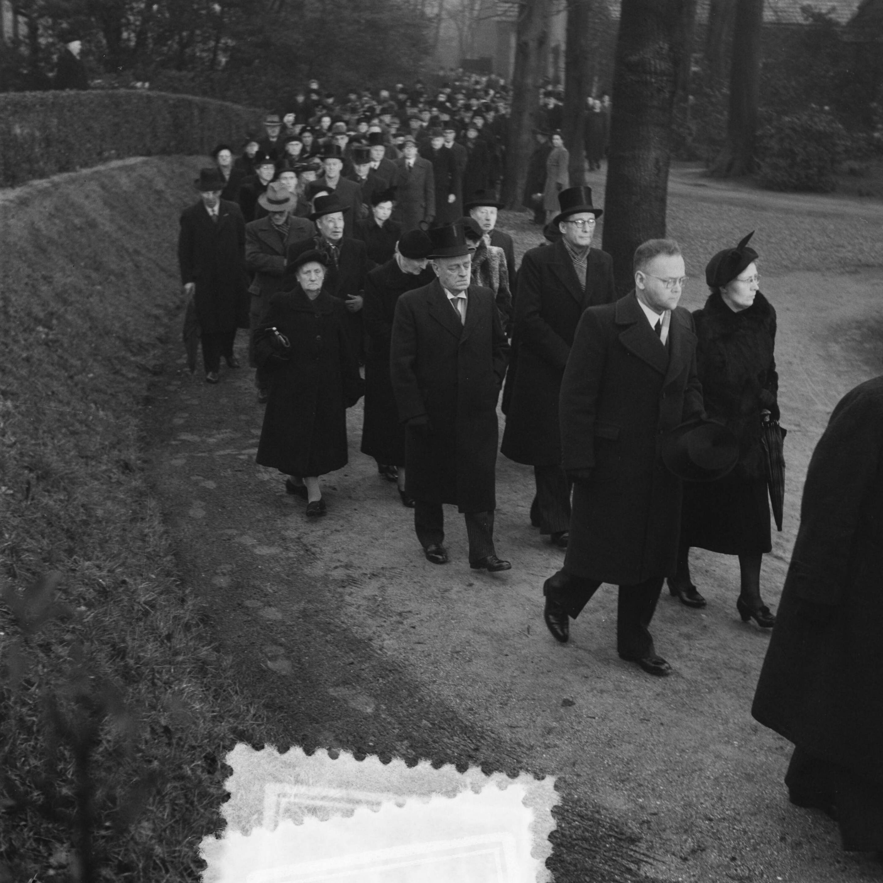 Fotocollectie Anefo — Uitvaartdienst van minister Jan Terpstra te Den Haag — Foto: Noske, J.D. / Anefo. Licentie: Set B: Rechtenvrij / Publiek Domein. Bron: Nationaal Archief. http://hdl.handle.net/10648/a9040838-d0b4-102d-bcf8-003048976d84