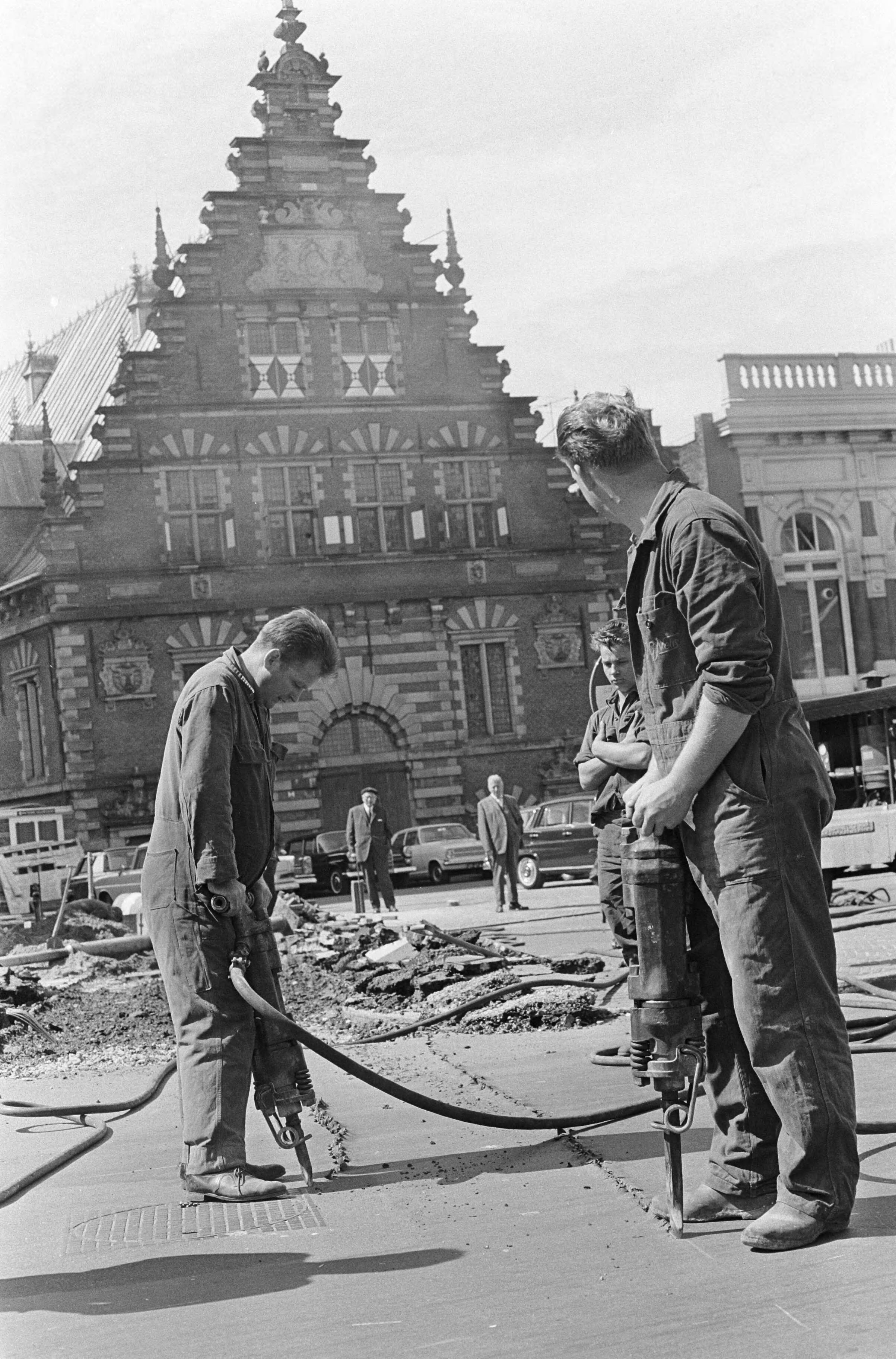 Fotocollectie Anefo — Grote Markt te Haarlem afgesloten voor alle verkeer — Foto: Kroon, Ron / Anefo. Licentie: Set B: Rechtenvrij / Publiek Domein. Bron: Nationaal Archief. http://hdl.handle.net/10648/aaef5288-d0b4-102d-bcf8-003048976d84