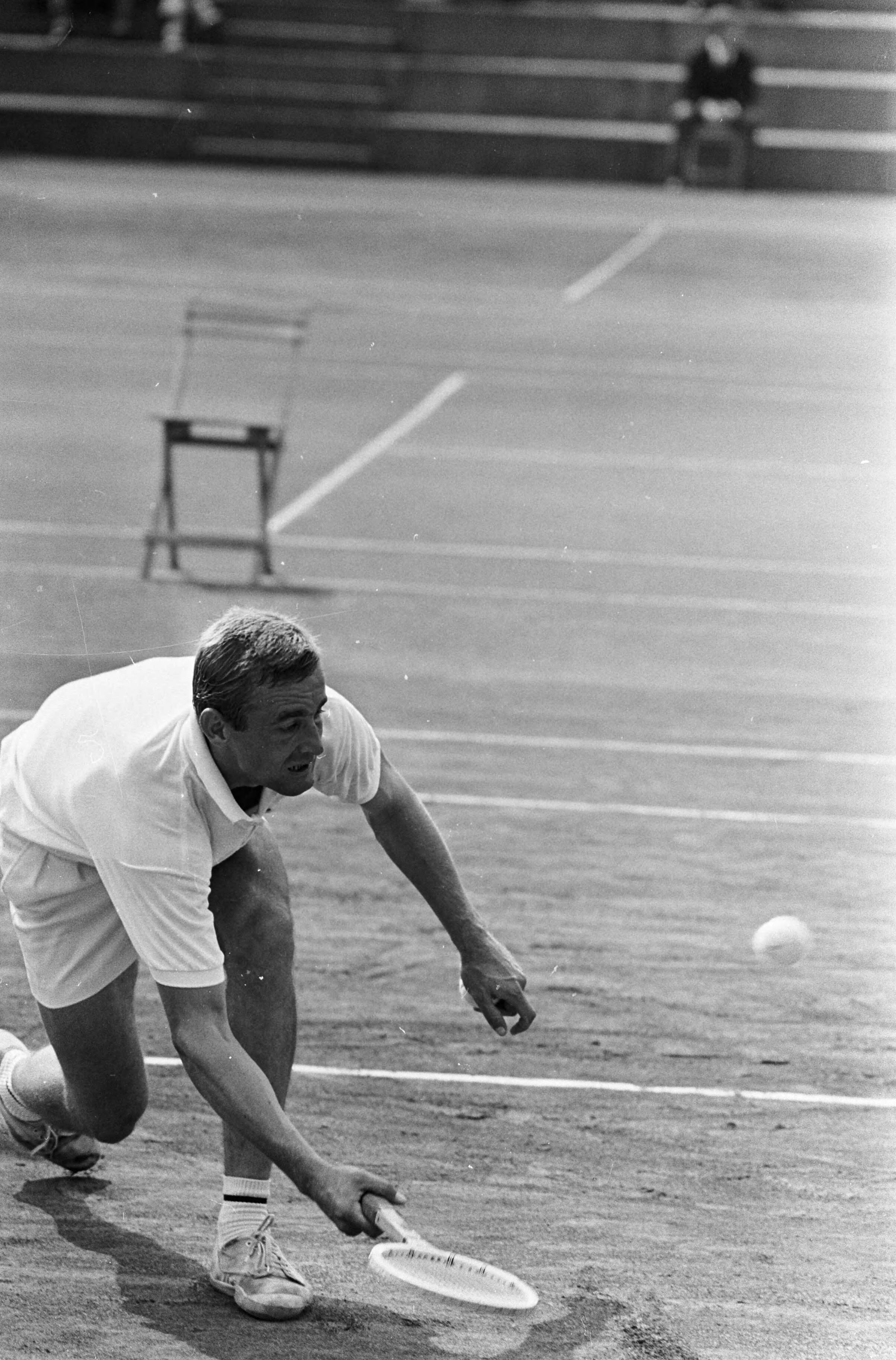 Fotocollectie Anefo — Nederlandse Tenniskampioenschappen Scheveningen. Jan Hajer in aktie — Foto: Kroon, Ron / Anefo. Licentie: Set B: Rechtenvrij / Publiek Domein. Bron: Nationaal Archief. http://hdl.handle.net/10648/ab22eac6-d0b4-102d-bcf8-003048976d84