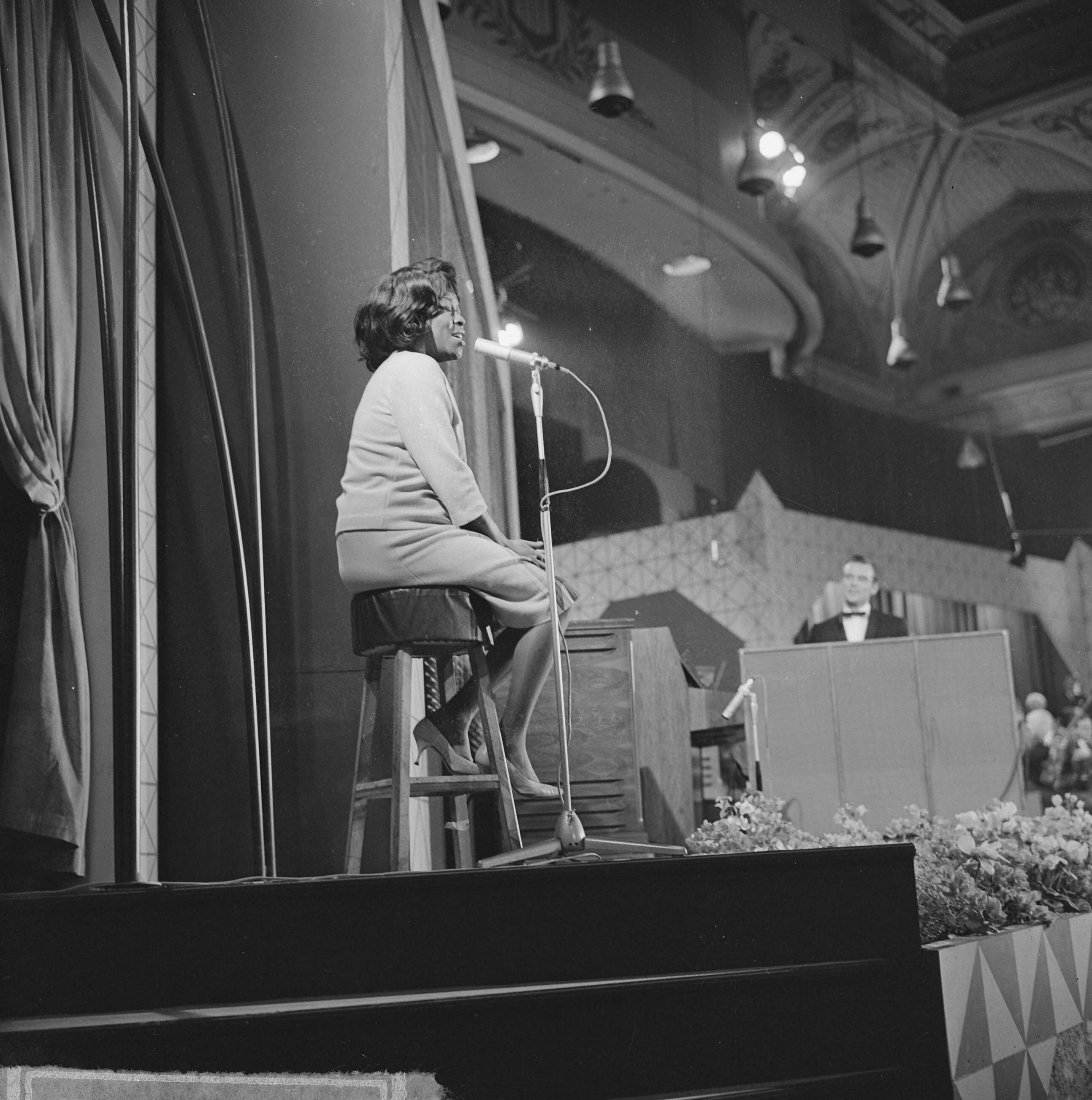 Grand Gala du Disque 1963 — Grand Gala du Disque Populair in het Kurhaus te Scheveningen. Sarah Vaughan — Foto: Koch, Eric / Anefo. Licentie: Set B: Rechtenvrij / Publiek Domein. Bron: Nationaal Archief. http://hdl.handle.net/10648/aa497aac-d0b4-102d-bcf8-003048976d84