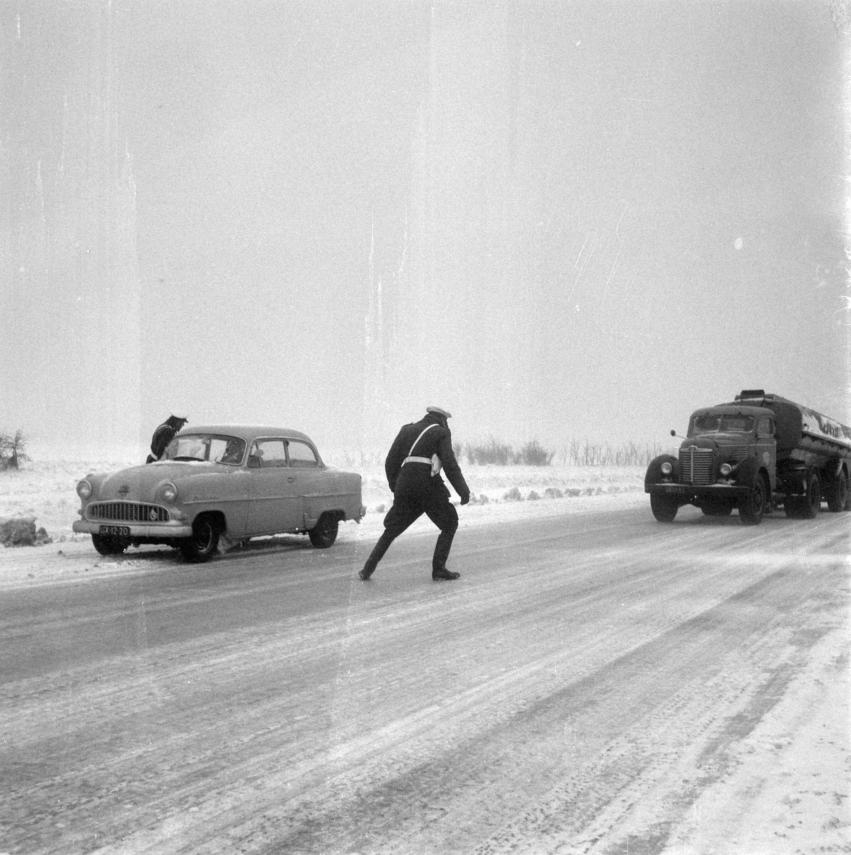 Fotocollectie Anefo — Sneeuwstorm in Amsterdam en omgeving. Verkeerspolitie op de rijksweg Amsterdam-Utrecht — Foto: Pot, Harry / Anefo. Licentie: Set B: Rechtenvrij / Publiek Domein. Bron: Nationaal Archief. http://hdl.handle.net/10648/a97633c2-d0b4-102d-bcf8-003048976d84