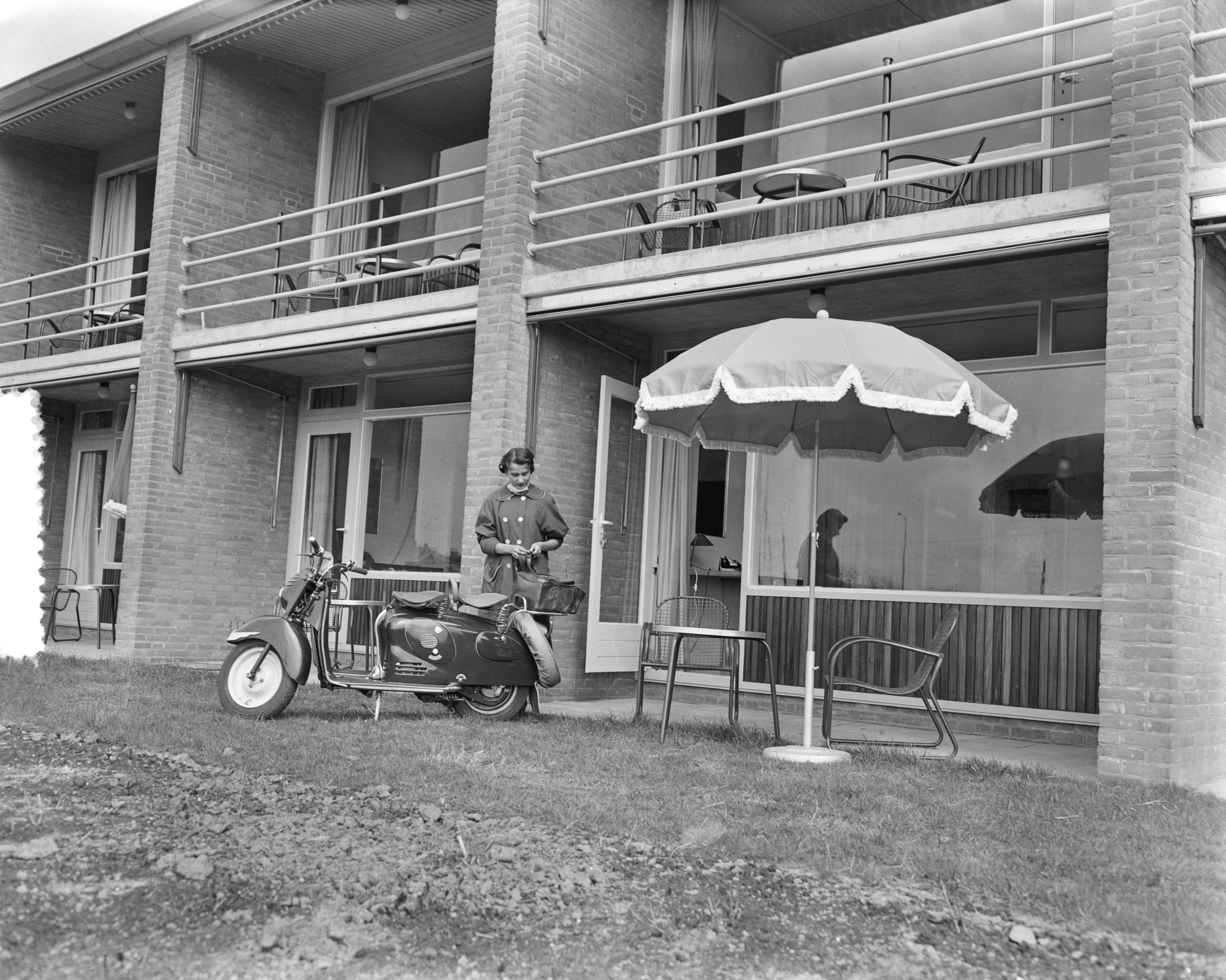 Motel aan de Rijksweg te Voorburg — Motel "Hoornwijck" aan de Rijksweg te Voorburg. Exterieur. Vrouw met motorscooter — Foto: Pot, Harry / Anefo. Licentie: Set B: Rechtenvrij / Publiek Domein. Bron: Nationaal Archief. http://hdl.handle.net/10648/a9472802-d0b4-102d-bcf8-003048976d84