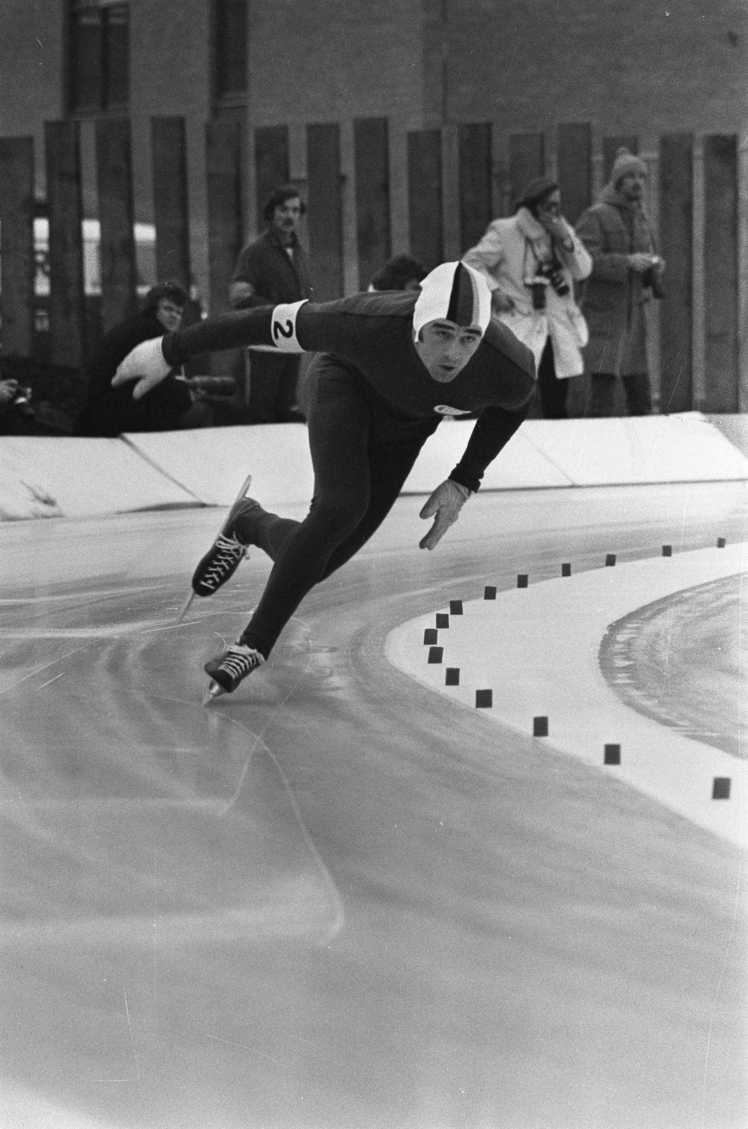 Fotocollectie Anefo — Schaatswedstrijden voor de eerste ISSL World Cup voor profs op De Uithof te Den Haag , Erhard Keller in aktie — Foto: Verhoeff, Bert / Anefo. Licentie: Set B: Rechtenvrij / Publiek Domein. Bron: Nationaal Archief. http://hdl.handle.net/10648/ac21e08a-d0b4-102d-bcf8-003048976d84